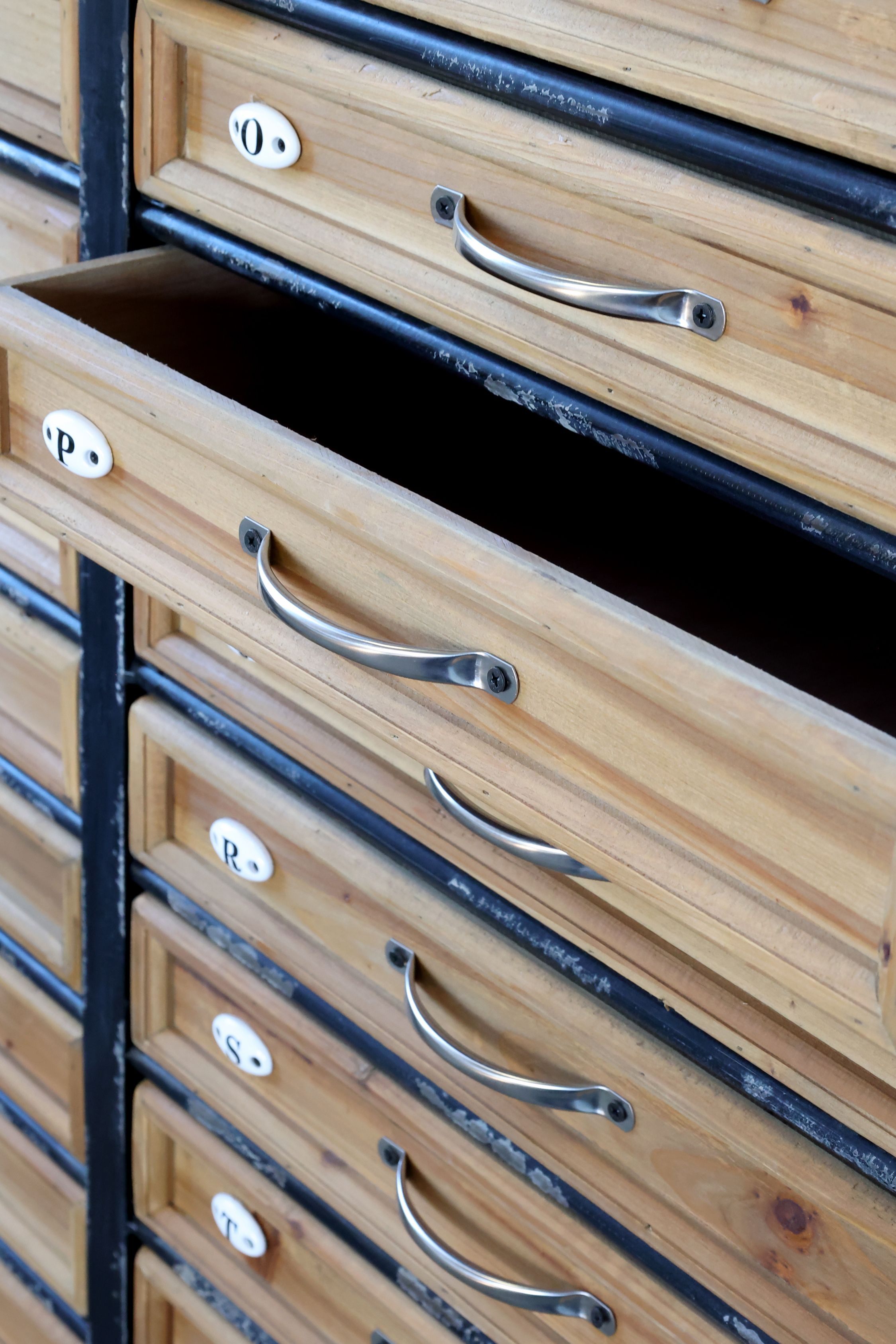 Kommode mit Schublade, 129 cm hoch, antik schwarz & natur
