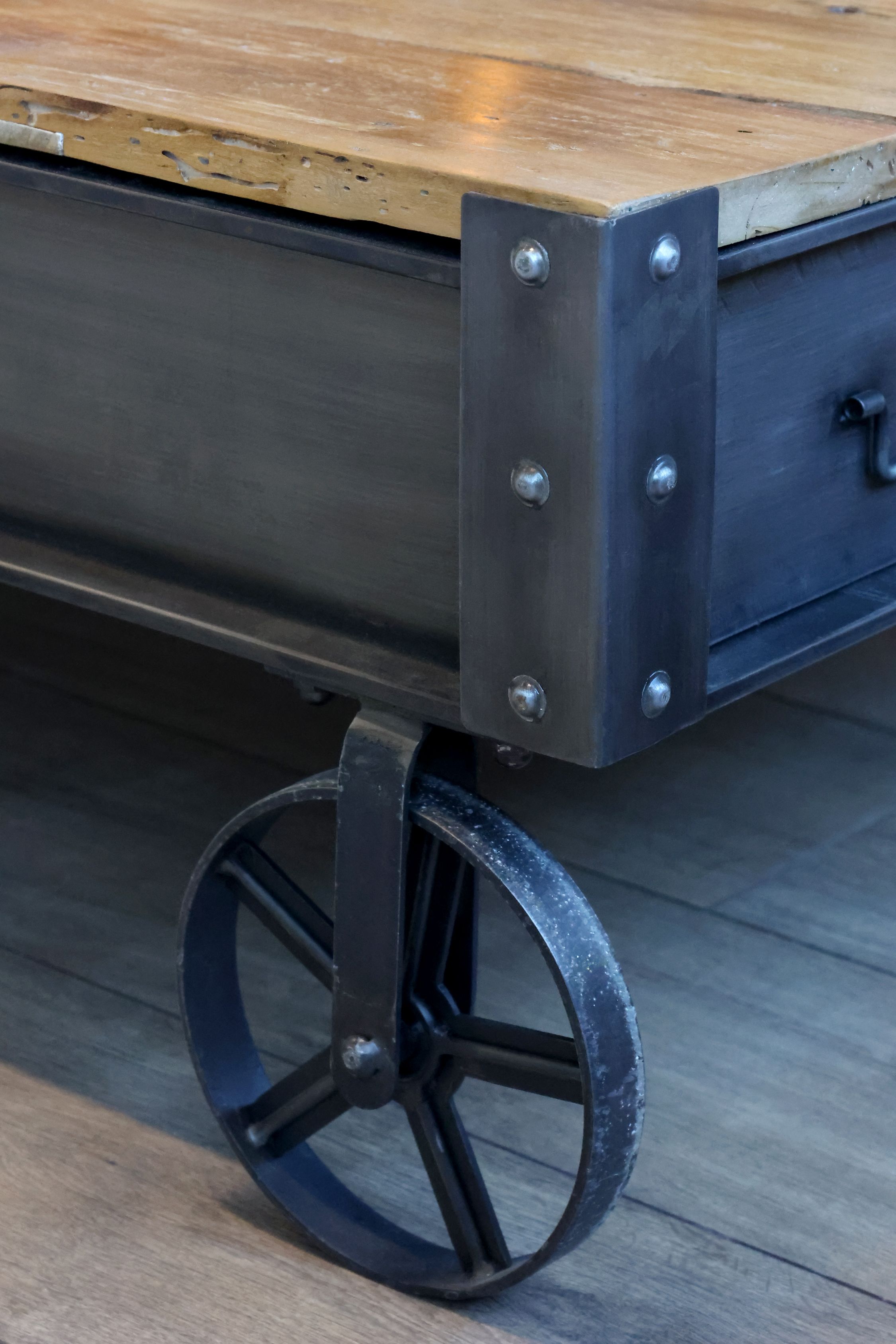Sofatisch mit Schublade aus Eisen und Ulmenholz, 122 cm lang