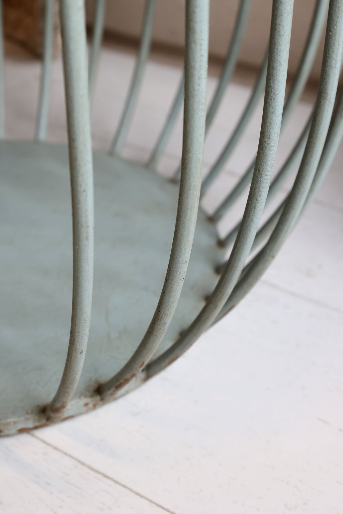 Sofatisch aus Eisen und Zypresse, 48 cm hoch, rund