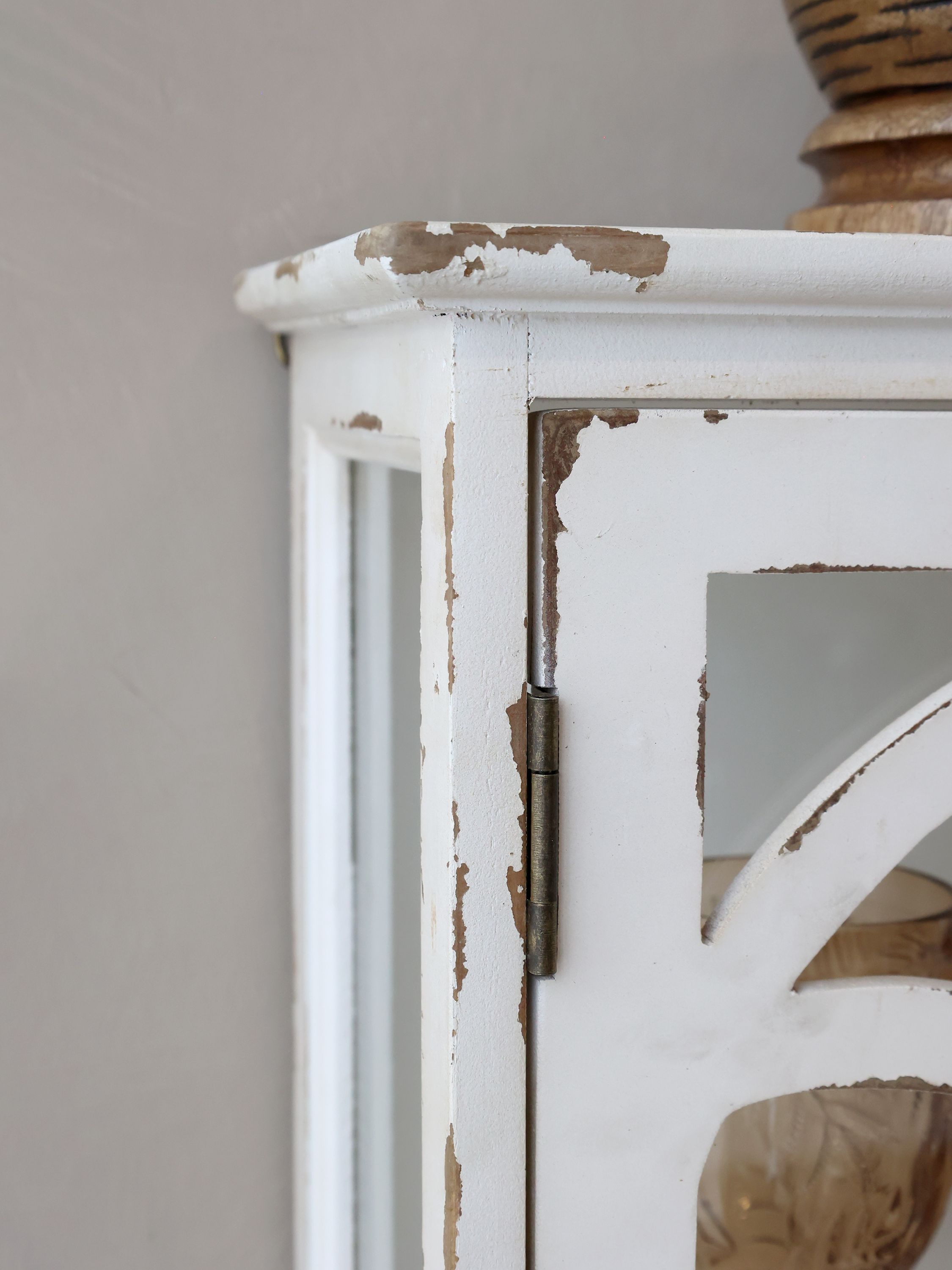 Wandschrank mit 2 Türen aus Tannenholz, antique creme