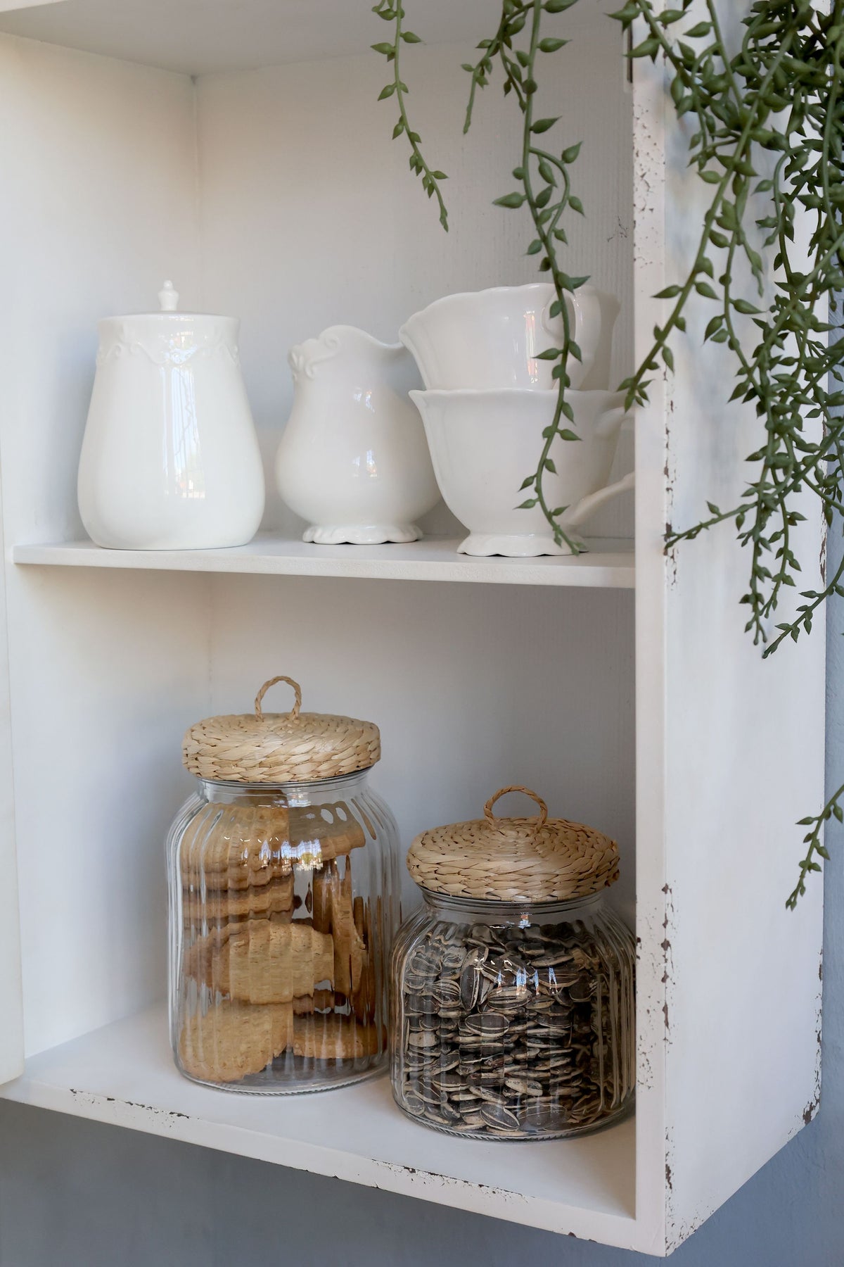 Wandschrank für Schräge aus Tannenholz, antique creme