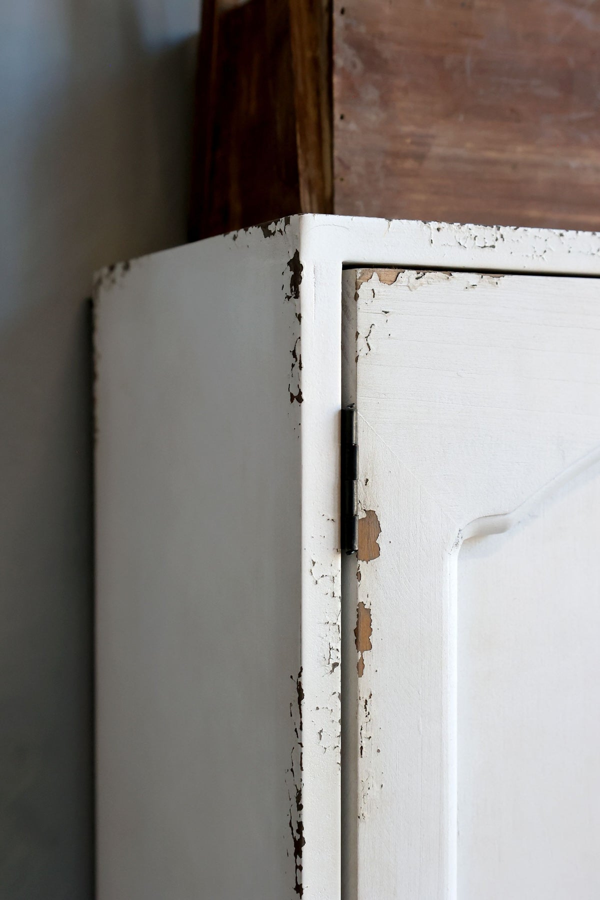 Wandschrank für Schräge aus Tannenholz, antique creme