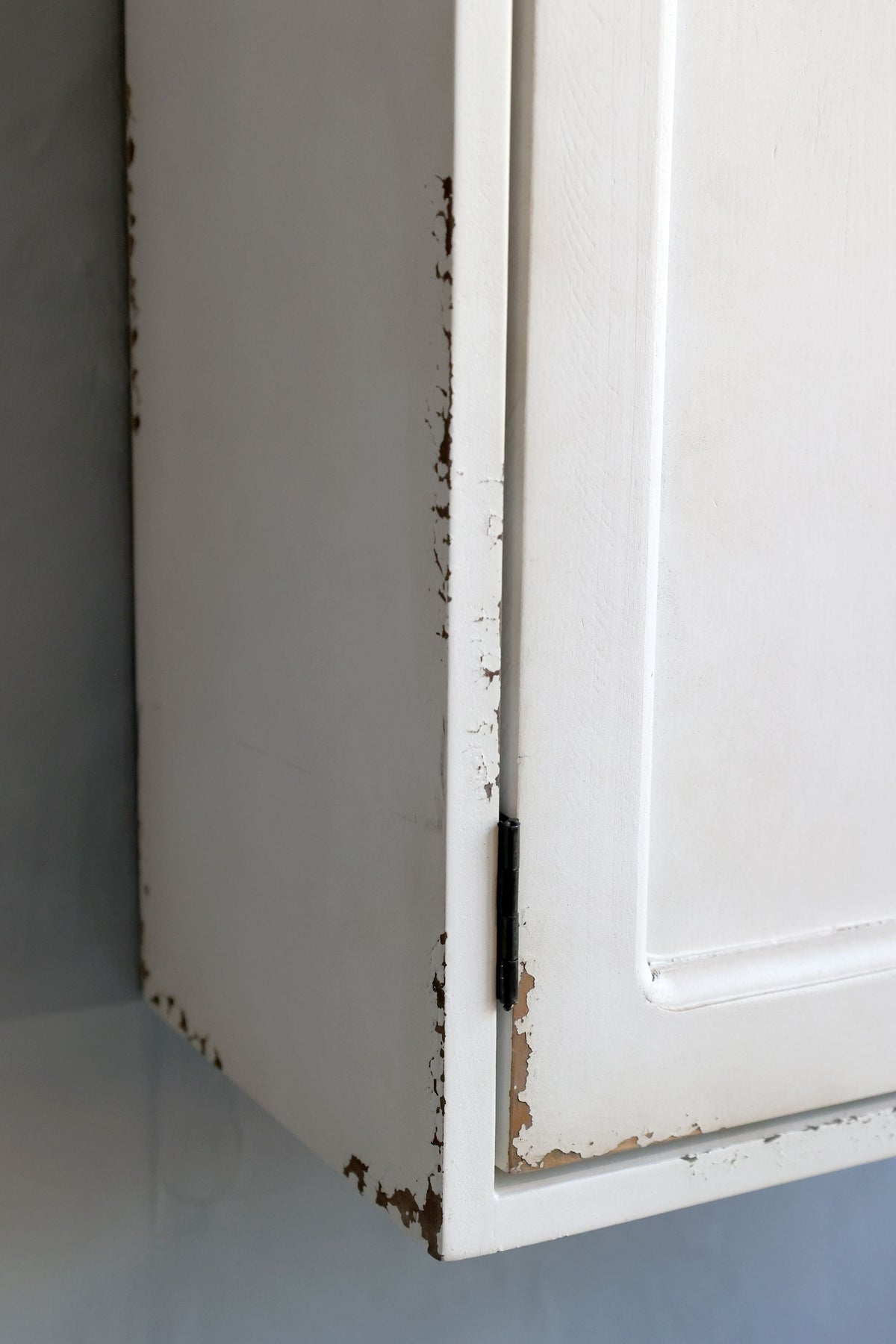 Wandschrank für Schräge aus Tannenholz, antique creme
