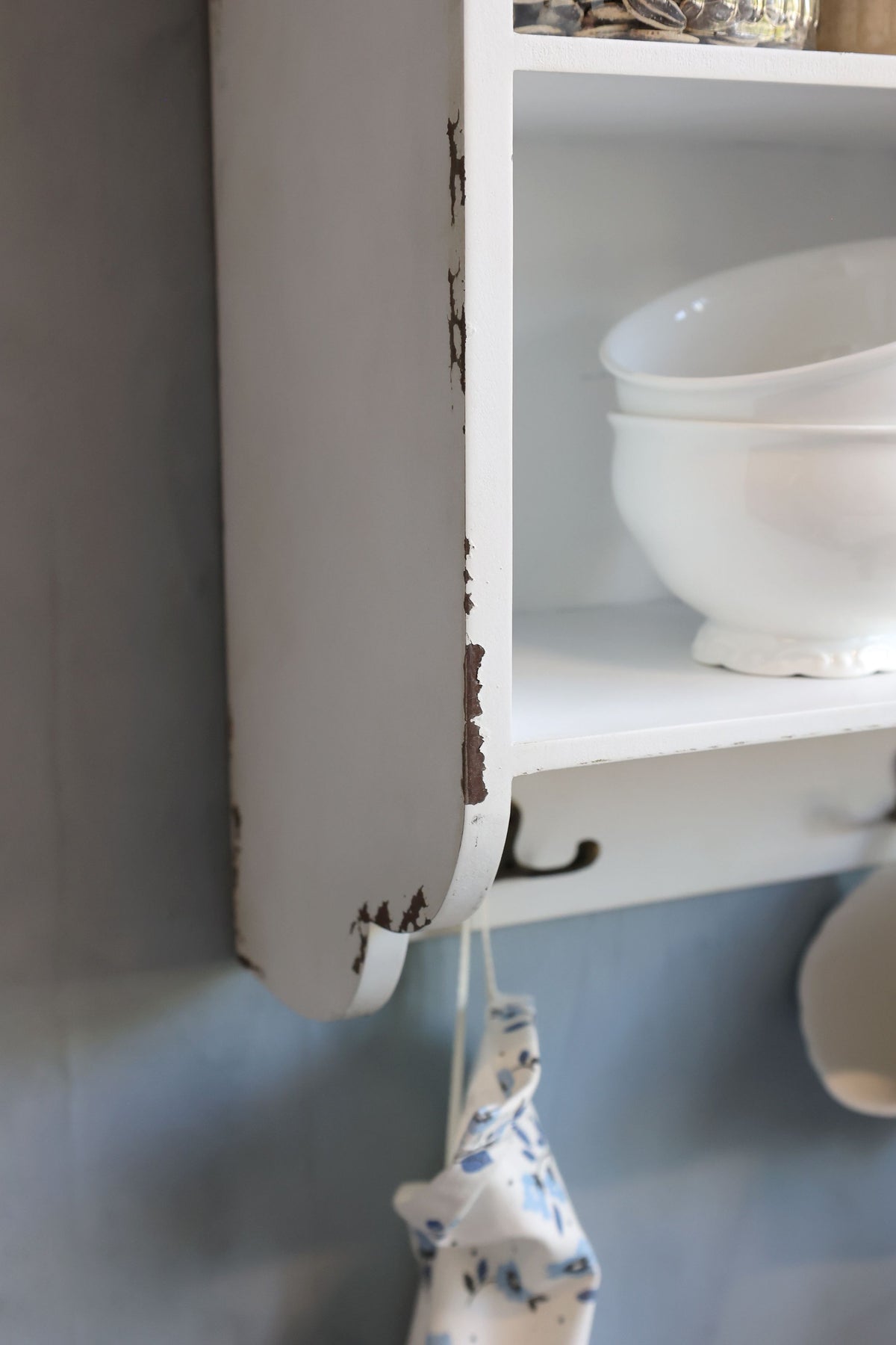 Regal für Wand: Schrank mit 1 Tür und 3 Ablagen in Creme