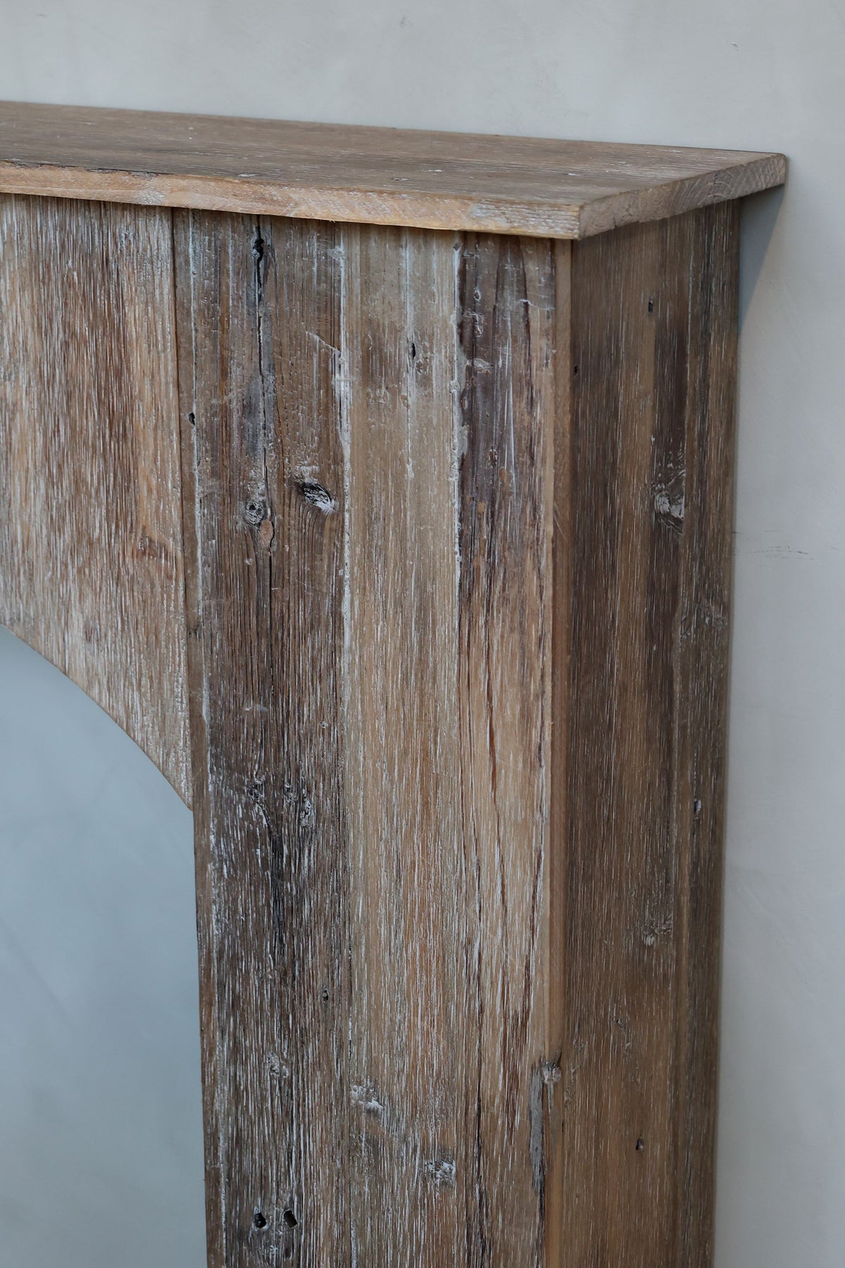 Dekoration Möbel: Kaminumrandung aus Recyclingholz
