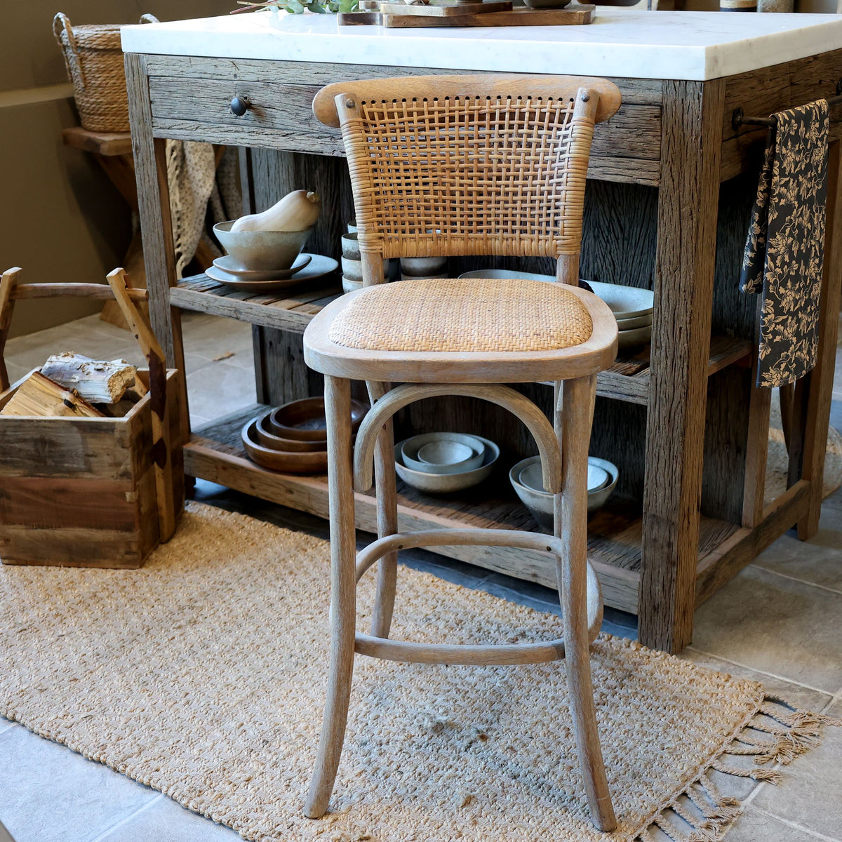 Französischer Barstuhl mit Rattan-Geflecht, 65 cm Sitzhöhe