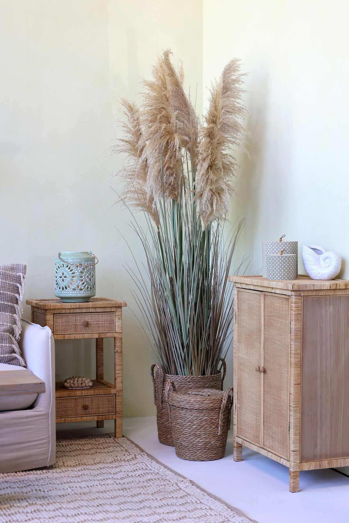 Kleiner Schrank mit Türen aus Rattan und Holz, 80 cm hoch