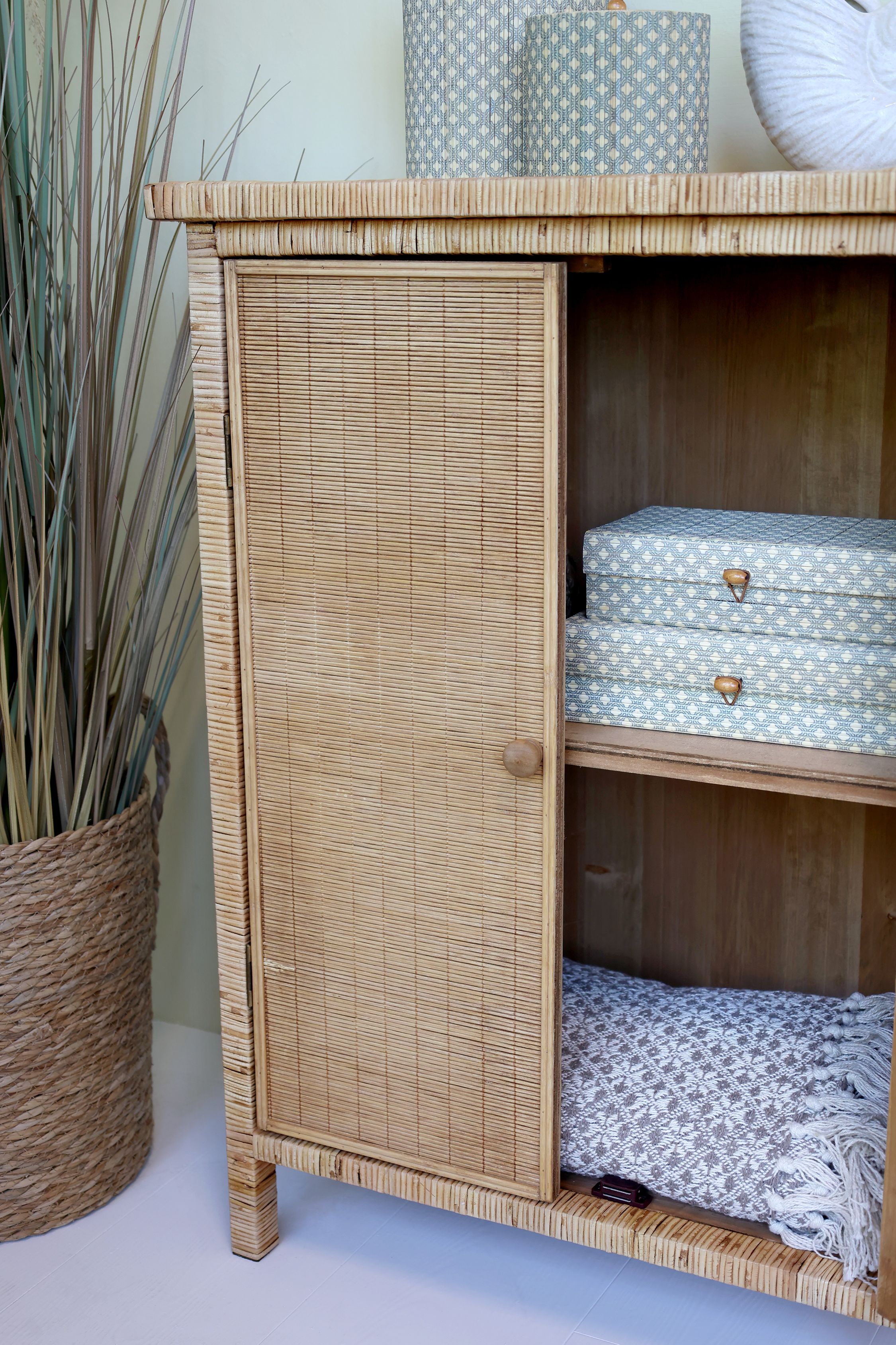 Kleiner Schrank mit Türen aus Rattan und Holz, 80 cm hoch