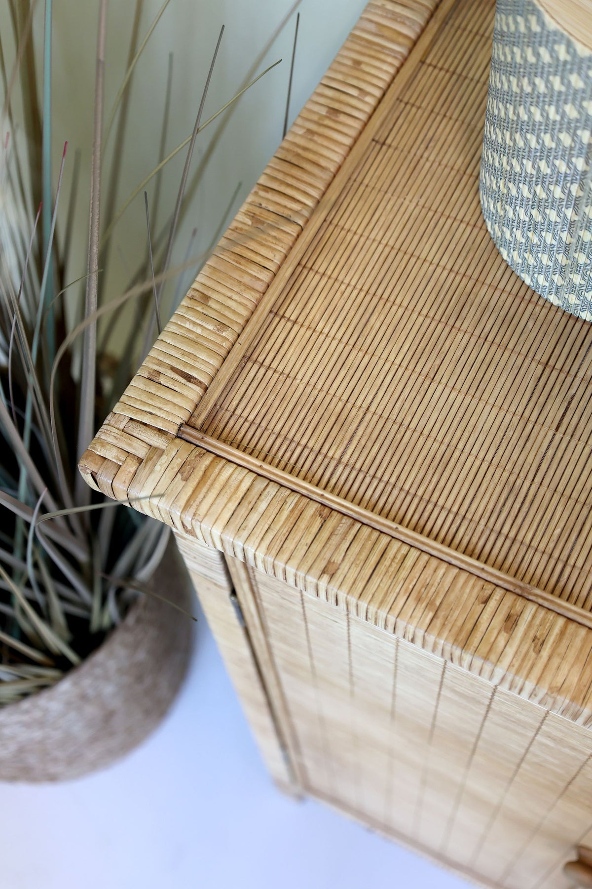 Kleiner Schrank mit Türen aus Rattan und Holz, 80 cm hoch