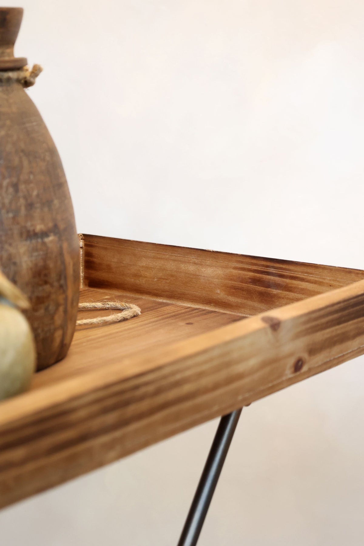 Serviertisch aus Eisen und Recyclingholz, 80 cm hoch