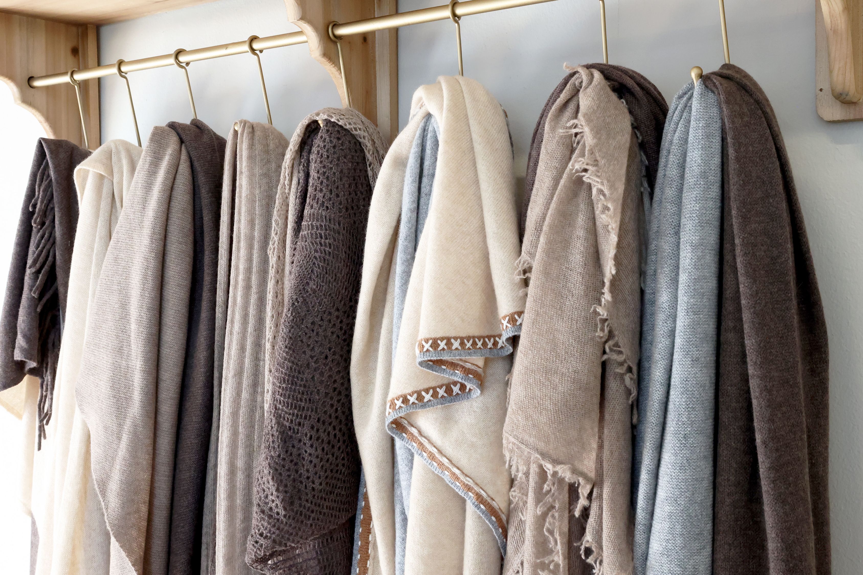 Regalbrett mit Haken aus Tannenholz und Eisen, 120 cm lang