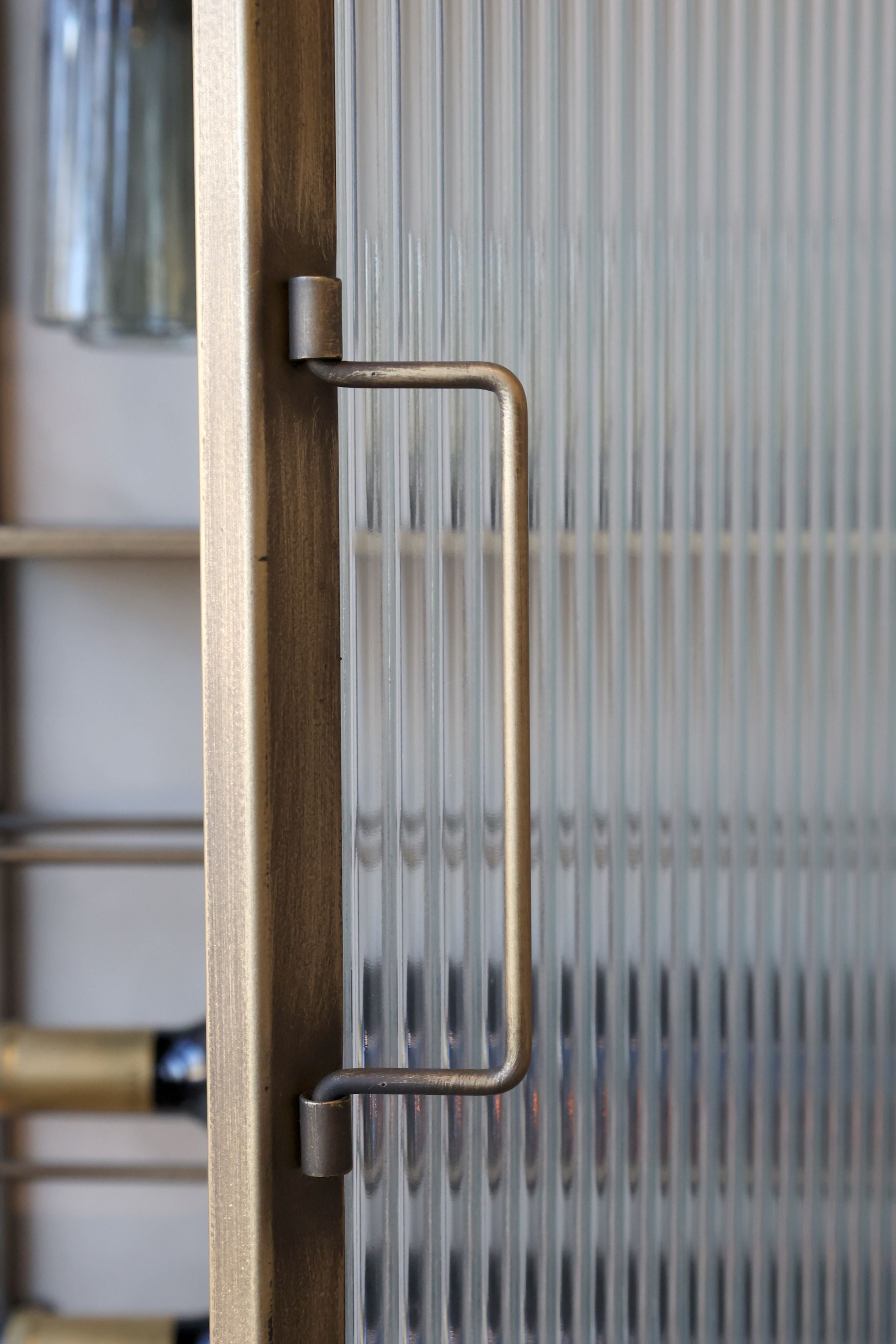 Barschrank mit Halter aus Glas und Eisen, Antik-Messing