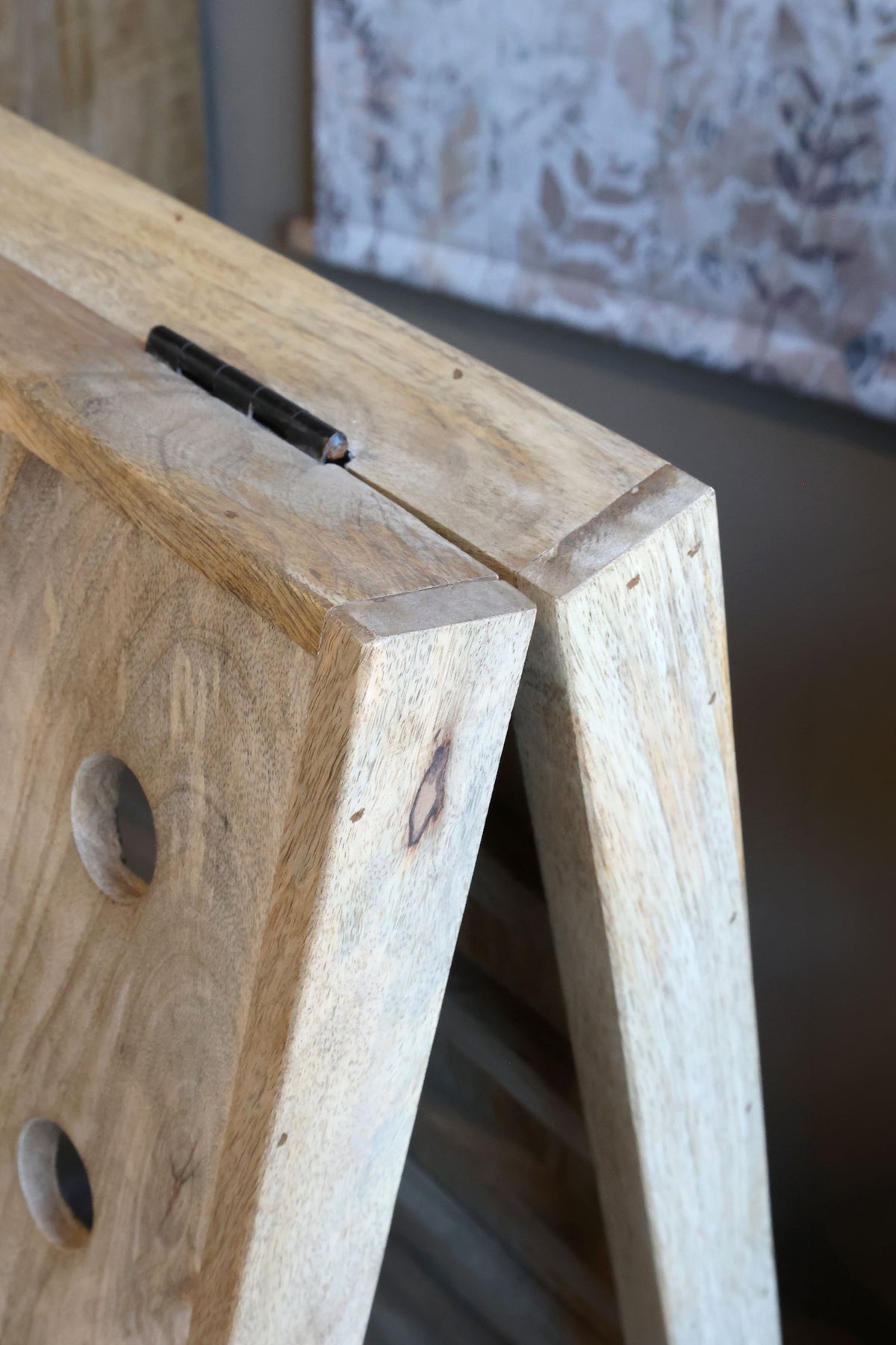 Französische Weinhalter Regal aus Mangoholz, 120 cm hoch