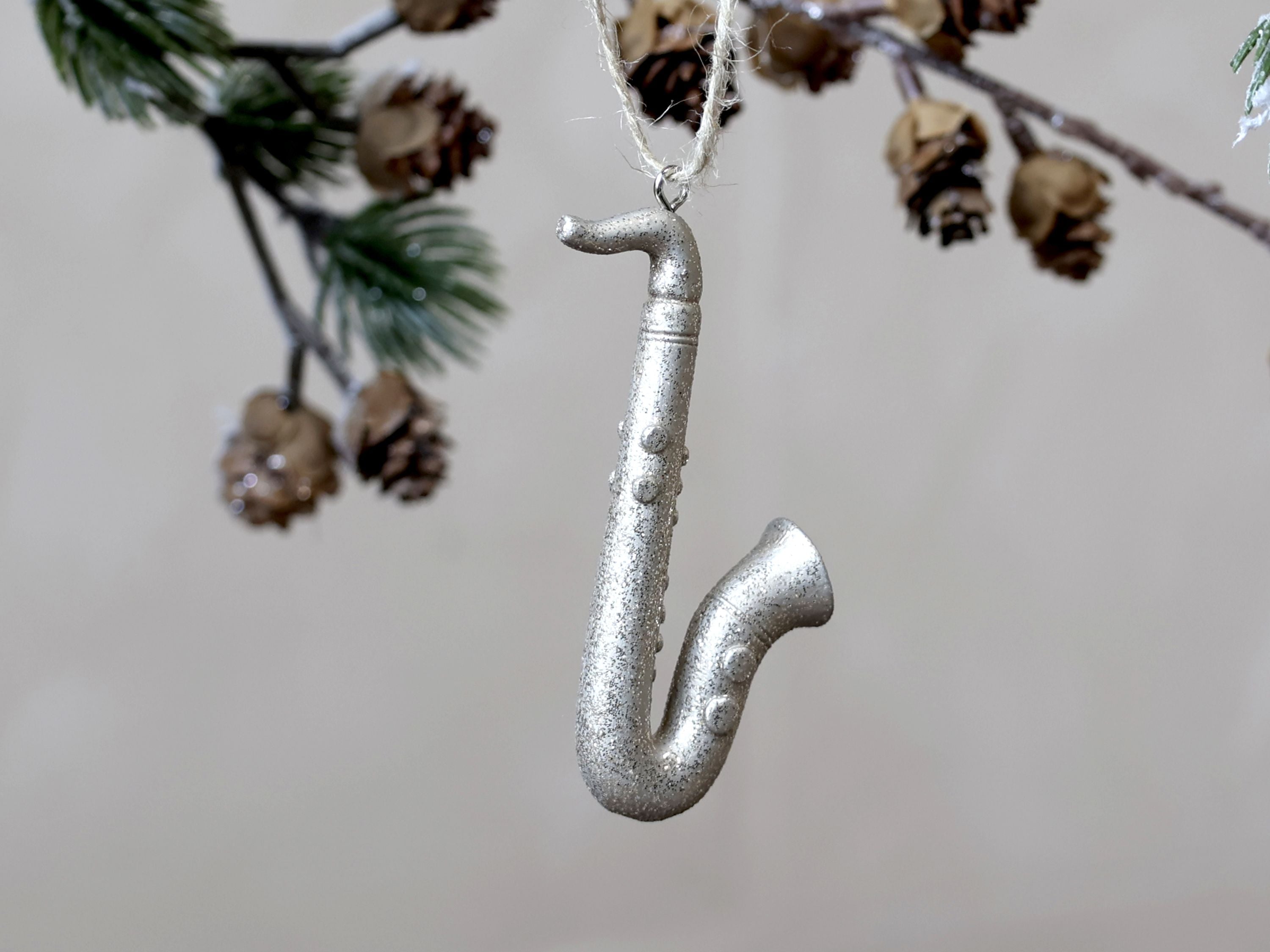 Saxophon-Deko aus Polyresin mit Glitzer, champagner