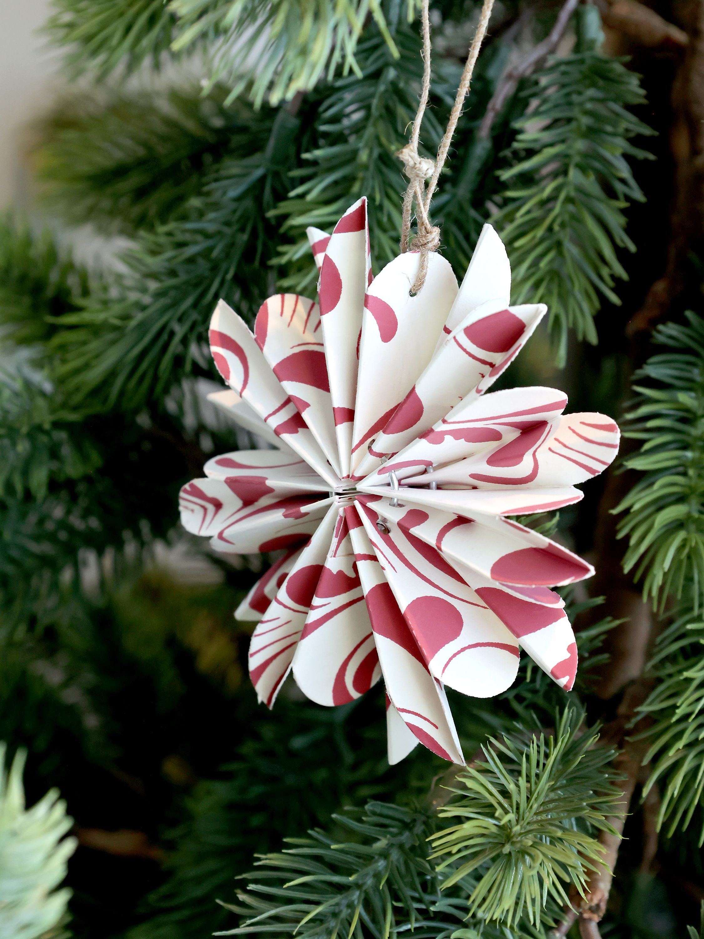 Papierornament mit Juteschnur, Kirschrot, 10,5 cm