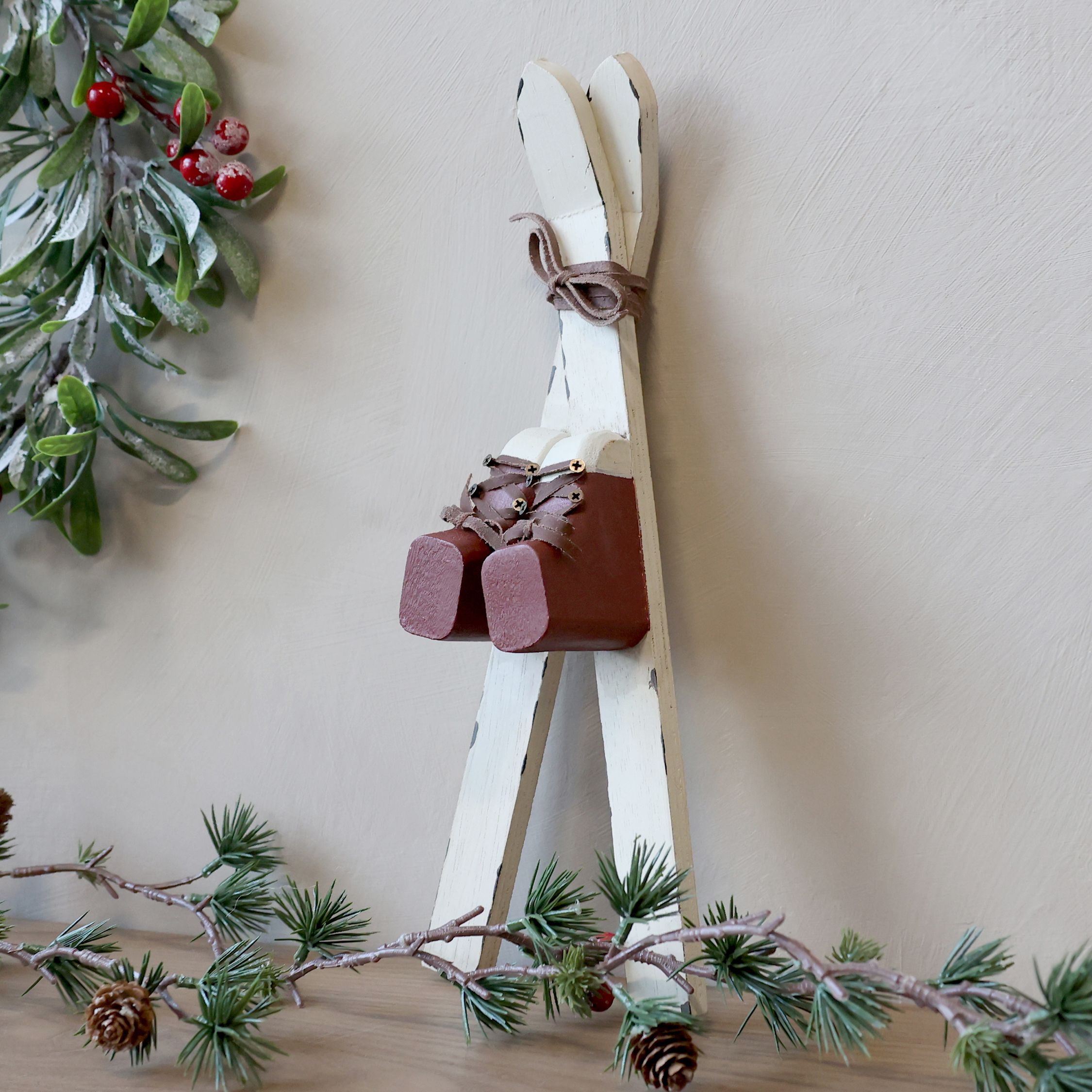 Vintage Ski mit Stiefeln aus Holz, antique weiß