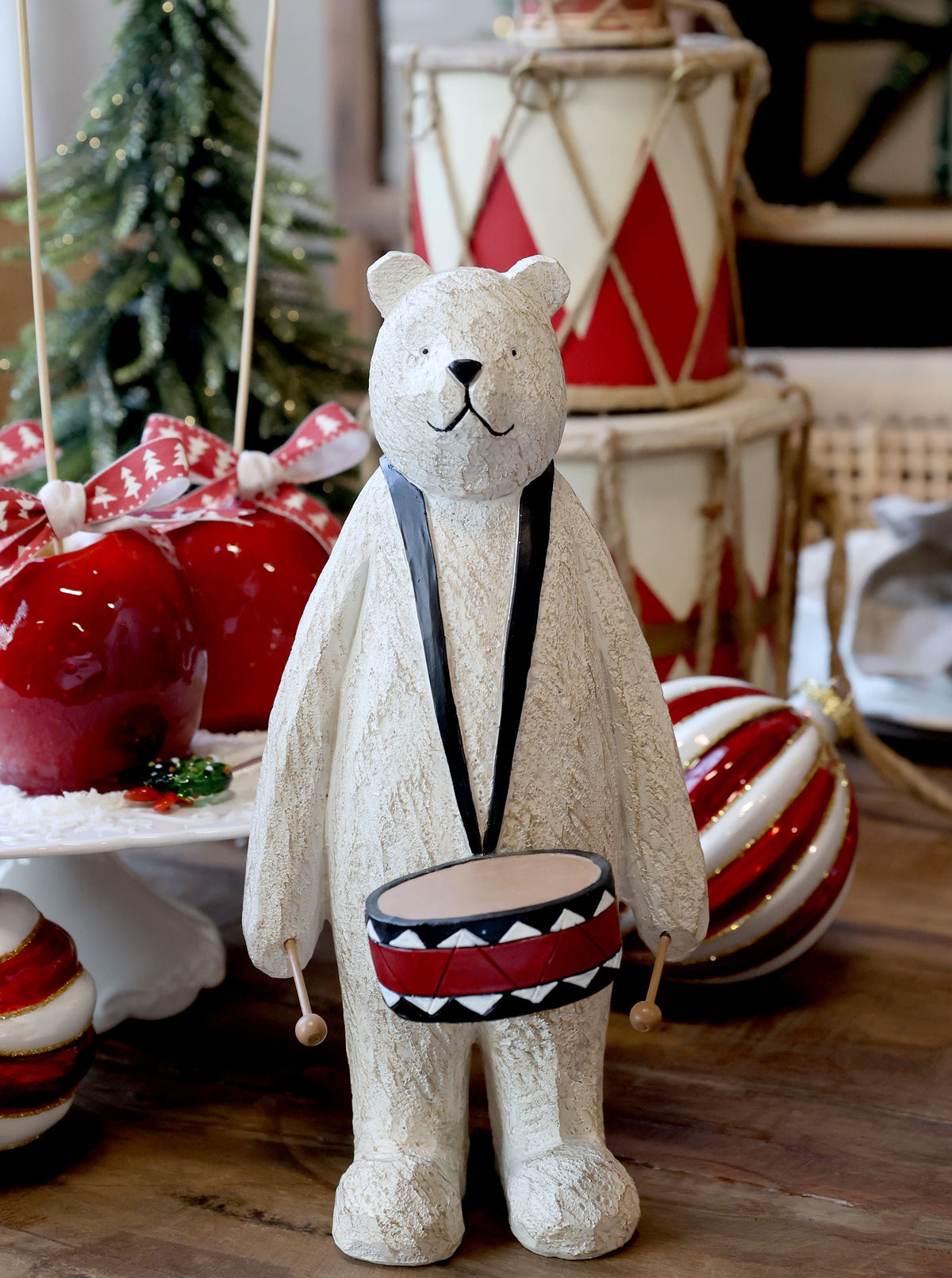 Bär mit Trommel aus Polyresin, antique weiß, 25 cm