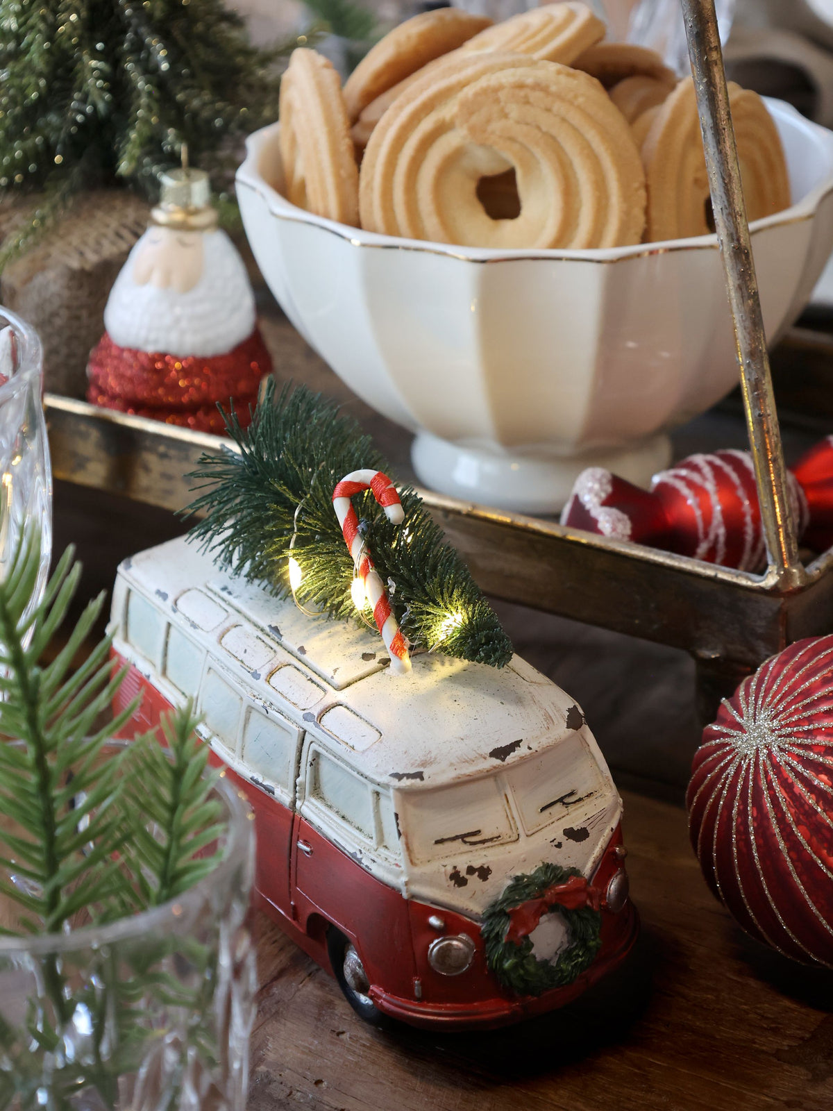 Vintage Bus mit LED-Weihnachtsbaum, Polyresin, 18 cm