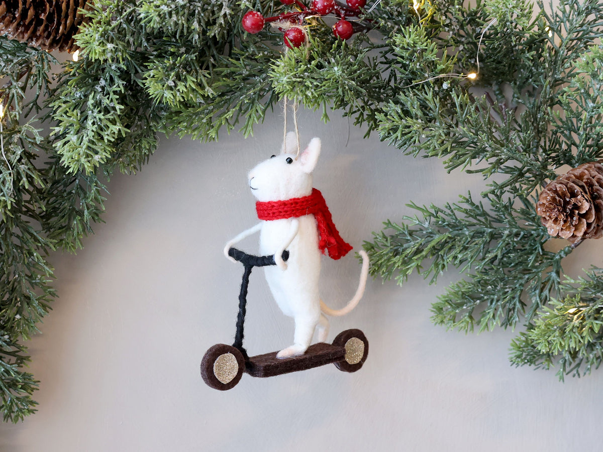 Maus auf Roller aus Filz, Deko zum Aufhängen, 11 cm
