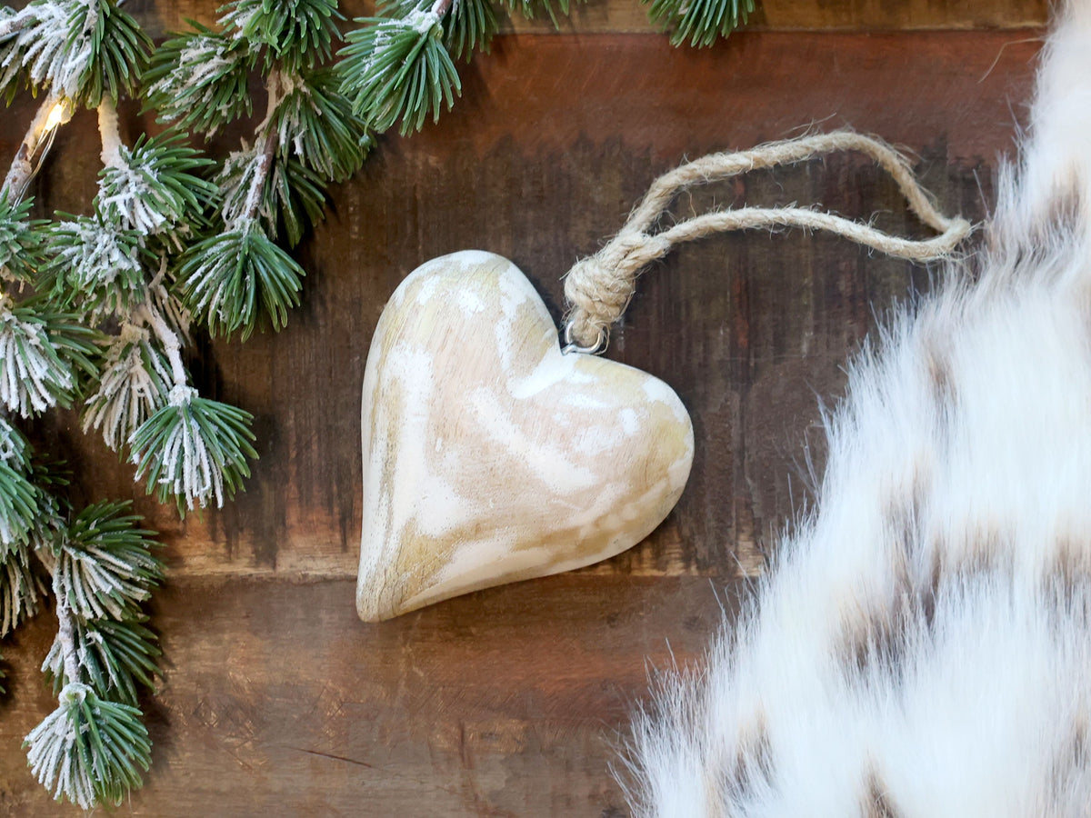 Ornament zum Aufhängen aus Mangoholz, 10 cm hoch