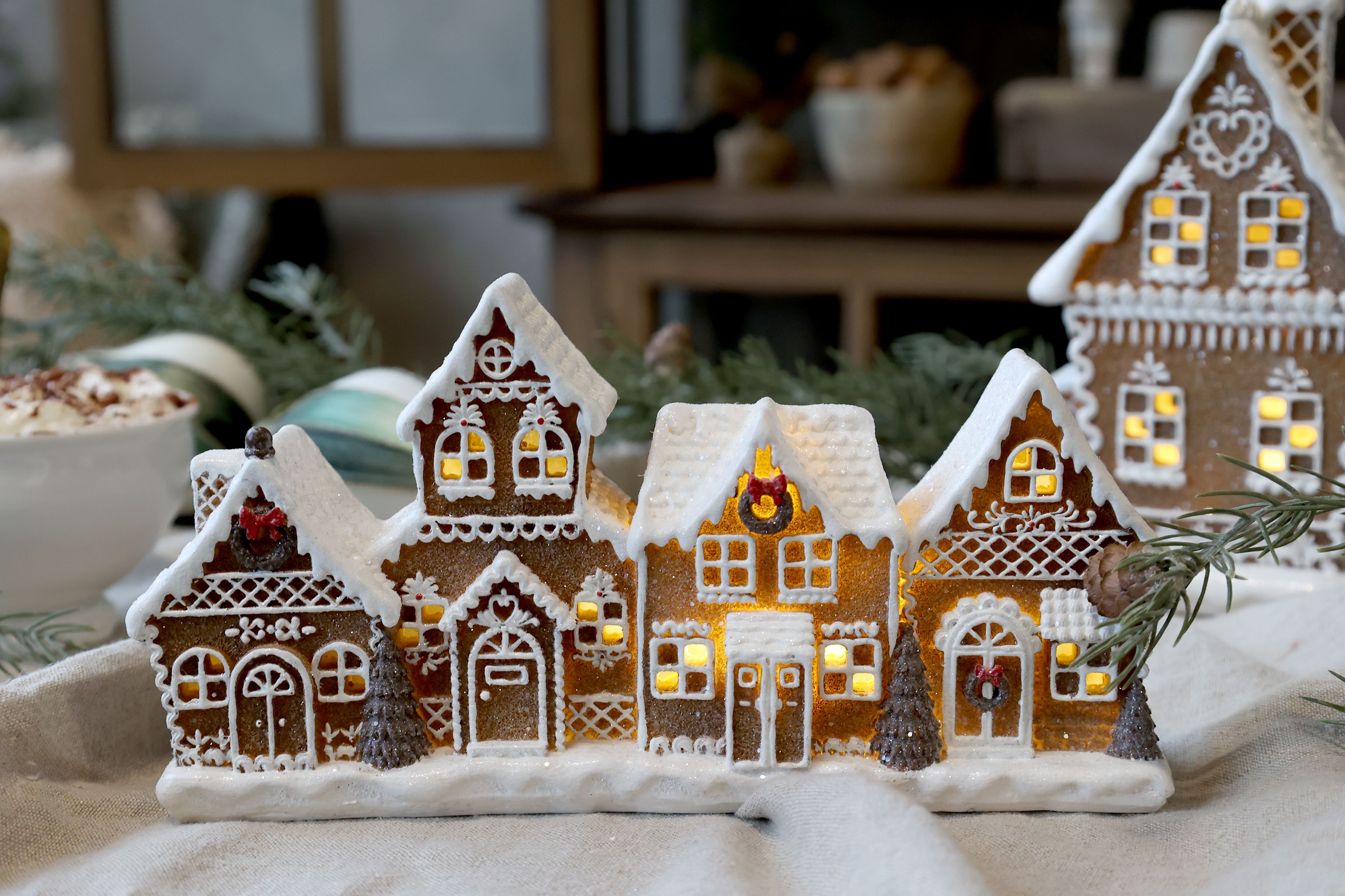 Noël Lebkuchenhäuser mit LED 24,5 cm, Polyresin, Mokka