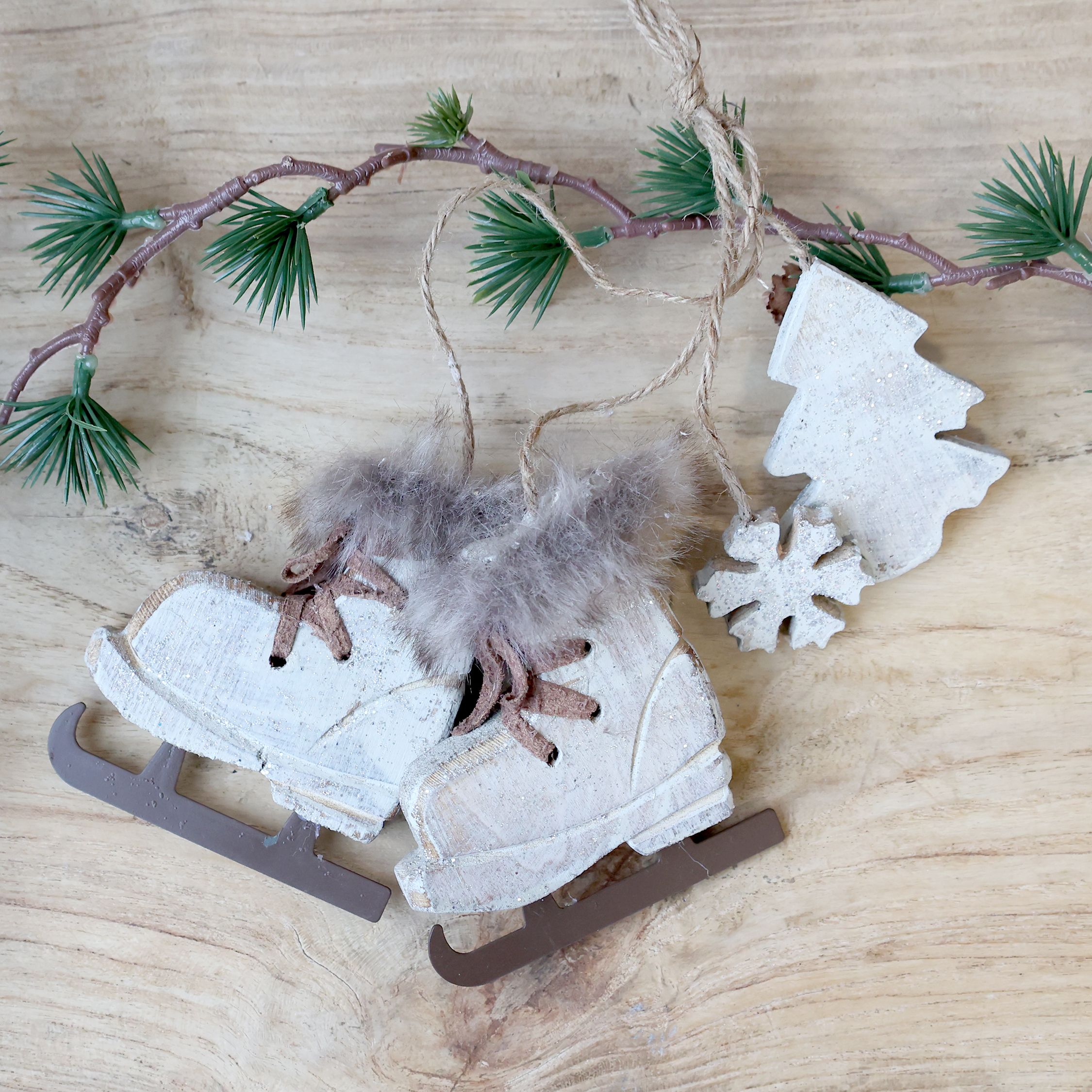 Vintage Schlittschuhe mit Anhängern aus Holz, 9 cm lang