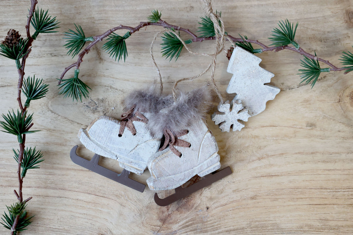 Vintage Schlittschuhe mit Anhängern aus Holz, 9 cm lang