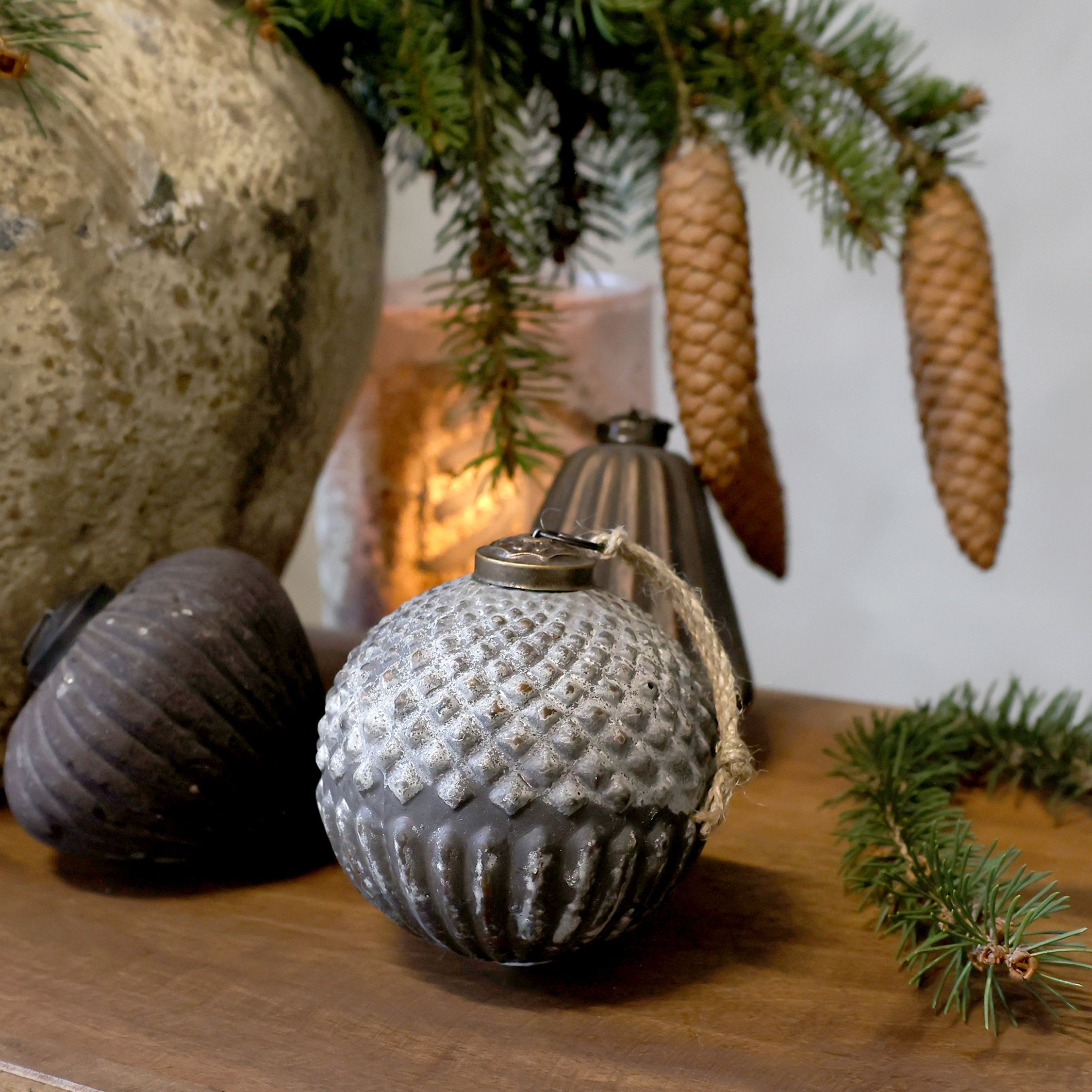 Weihnachtskugel aus Glas mit Juteschnur, antique mokka