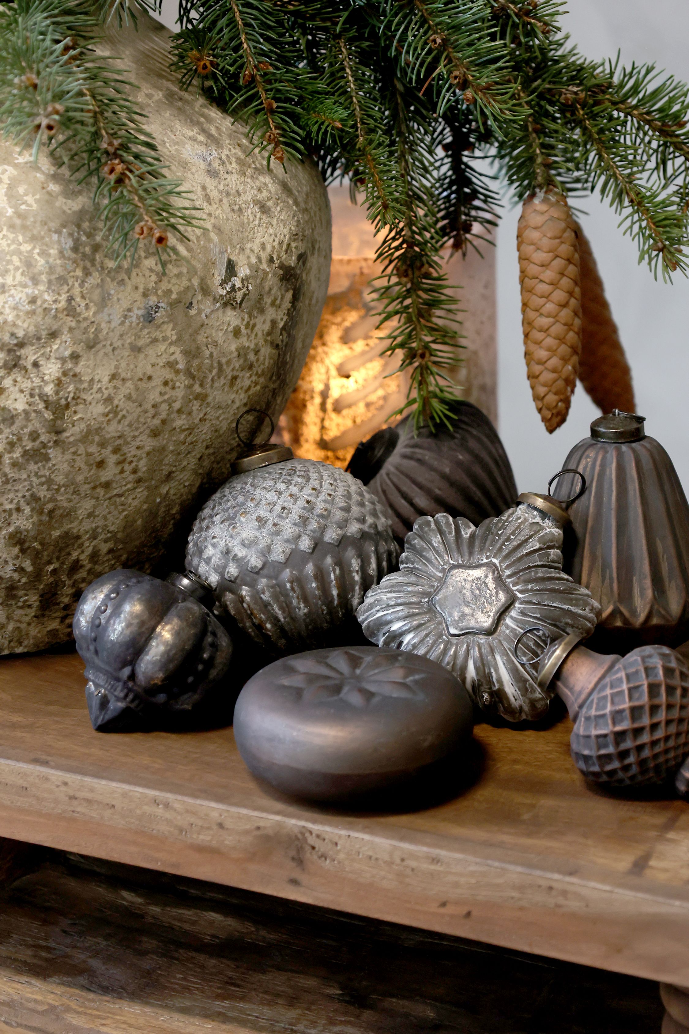 Weihnachtskugel aus Glas mit Messing und Jute, 10 cm hoch