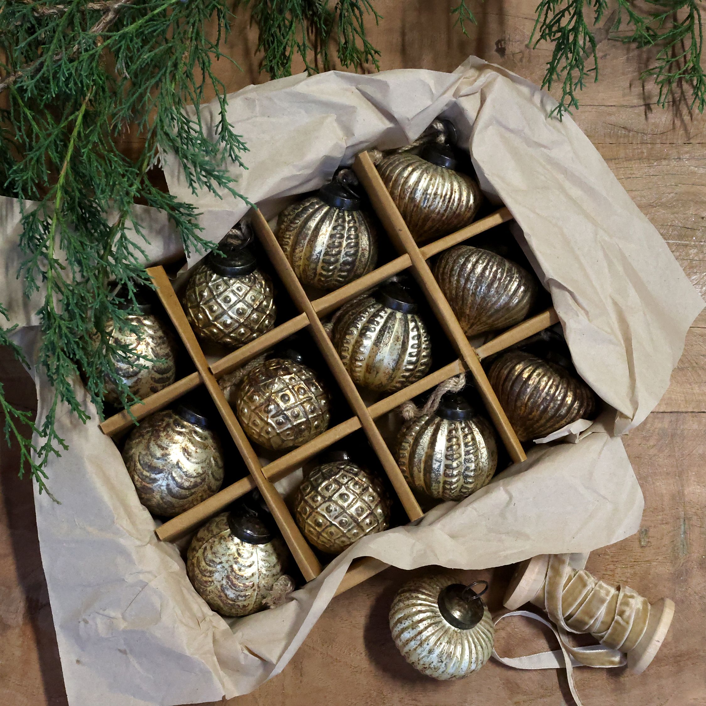 Weihnachtskugeln Set aus Glas und Messing, 12 Stück