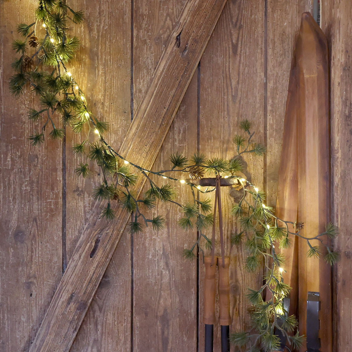 LED Lichterkette mit Tanne und Zapfen, 150 cm, grün