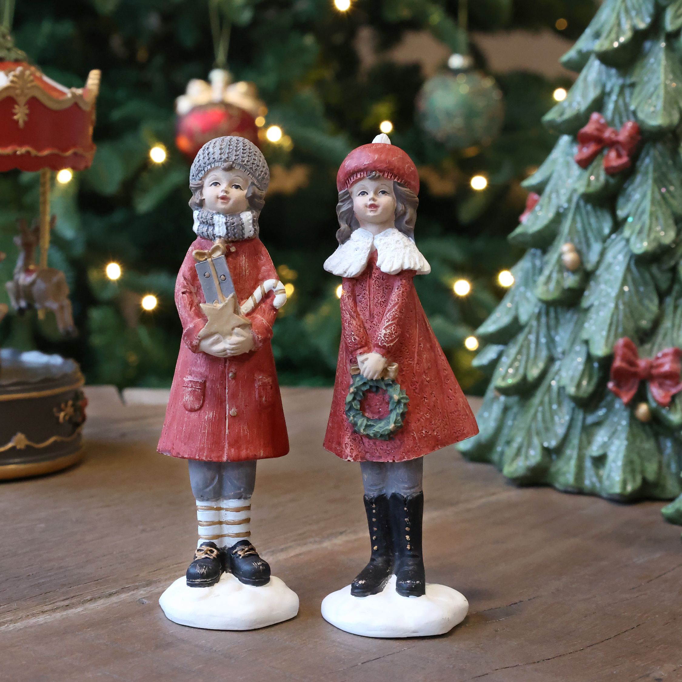 Noël Mädchen und Junge Figur aus Polyresin, Cherry