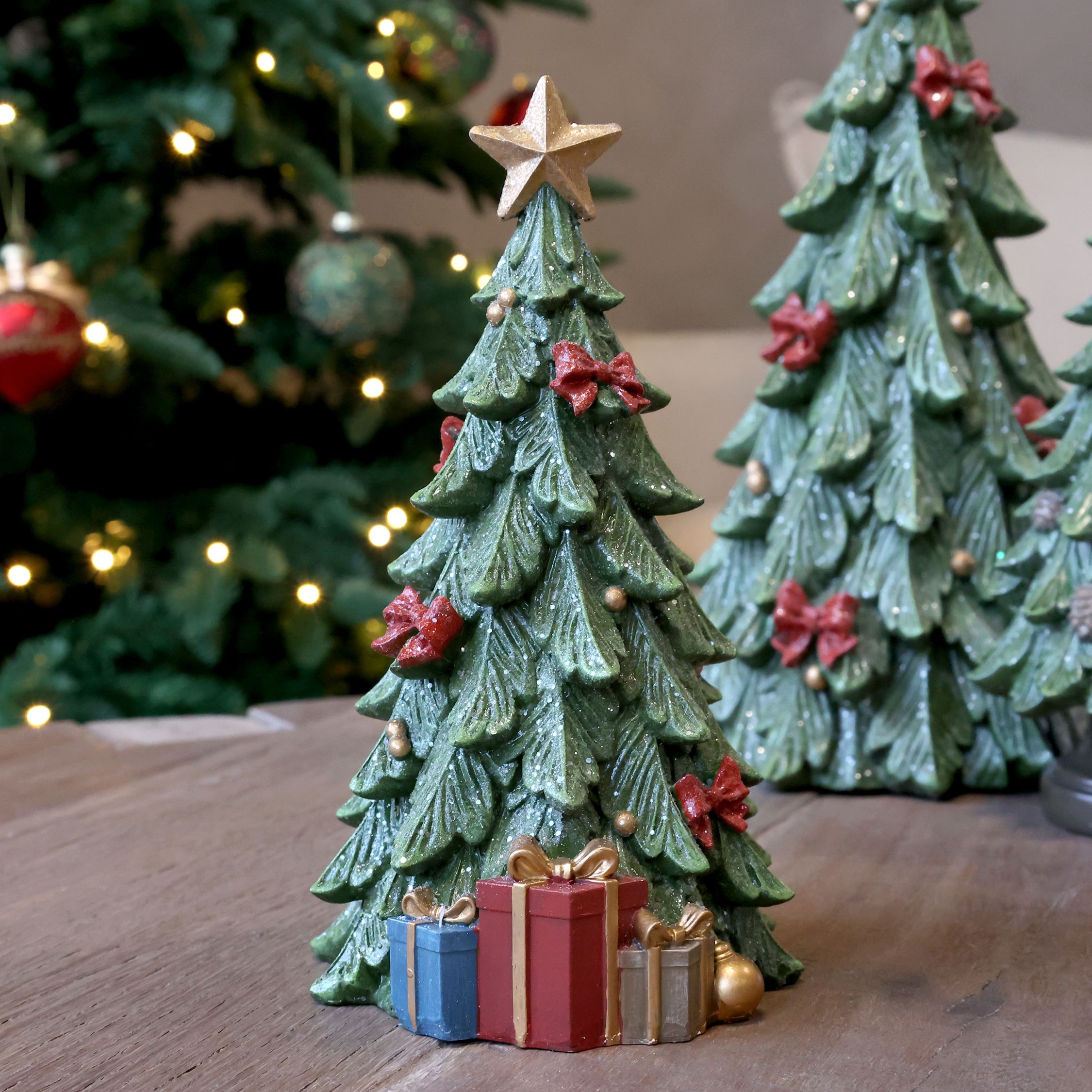 Weihnachtsbaum mit Geschenken aus Polyresin, 20,5 cm hoch