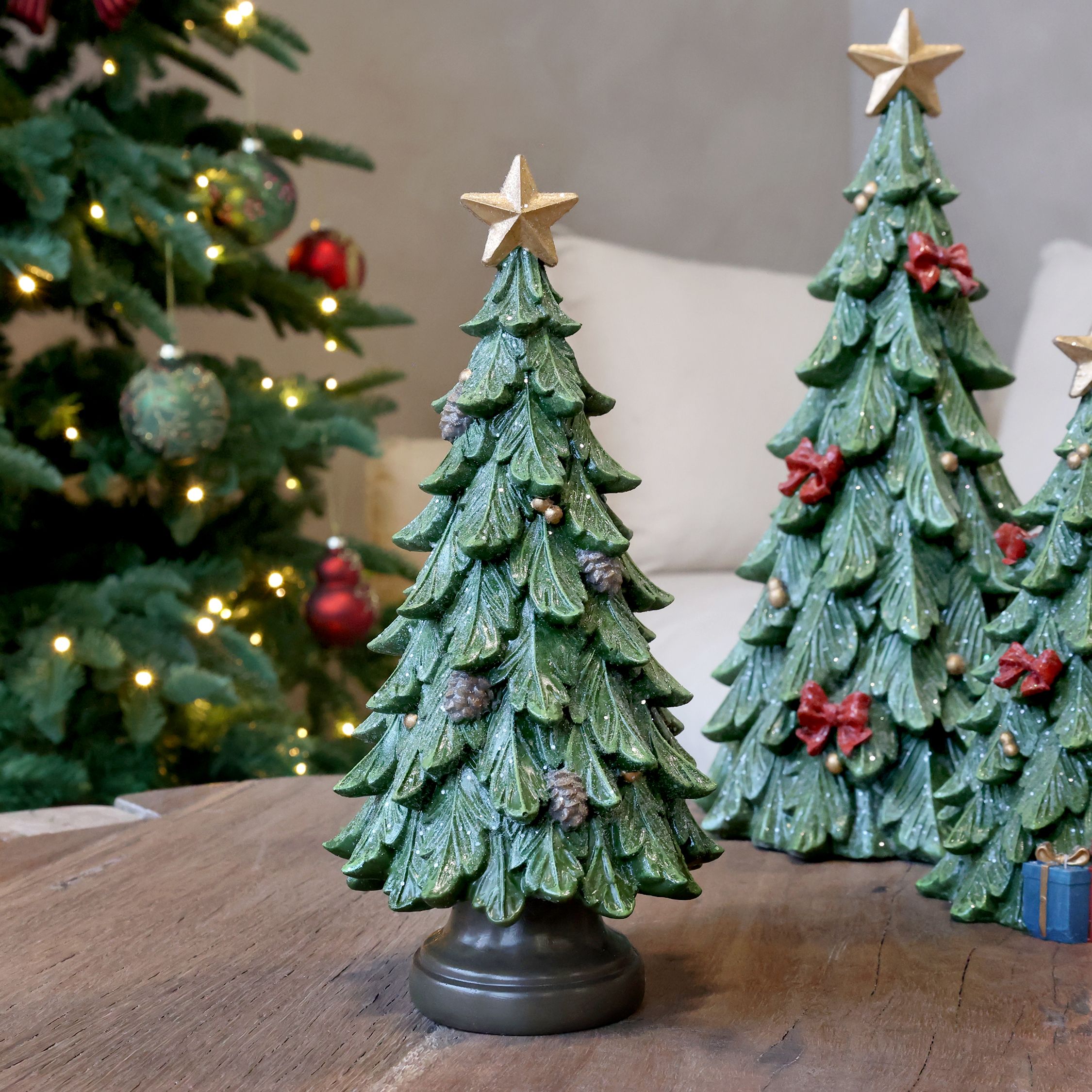 Weihnachtsbaum mit Zapfen, 24 cm hoch, grün