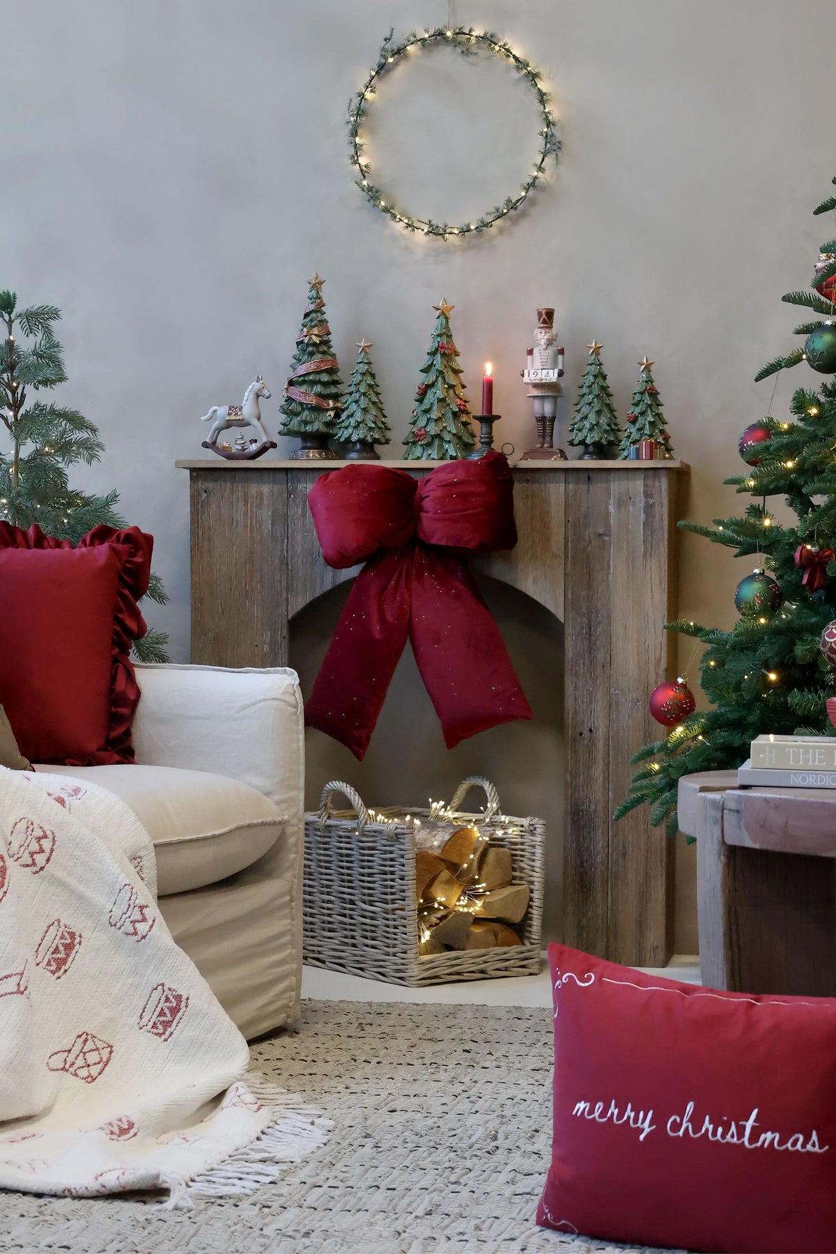 Weihnachtsbaum mit Zapfen, 24 cm hoch, grün