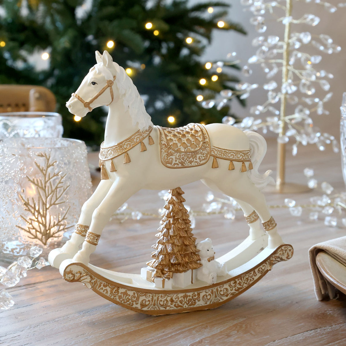 Schaukelpferd mit Geschenken, 18,5 cm hoch, antique creme