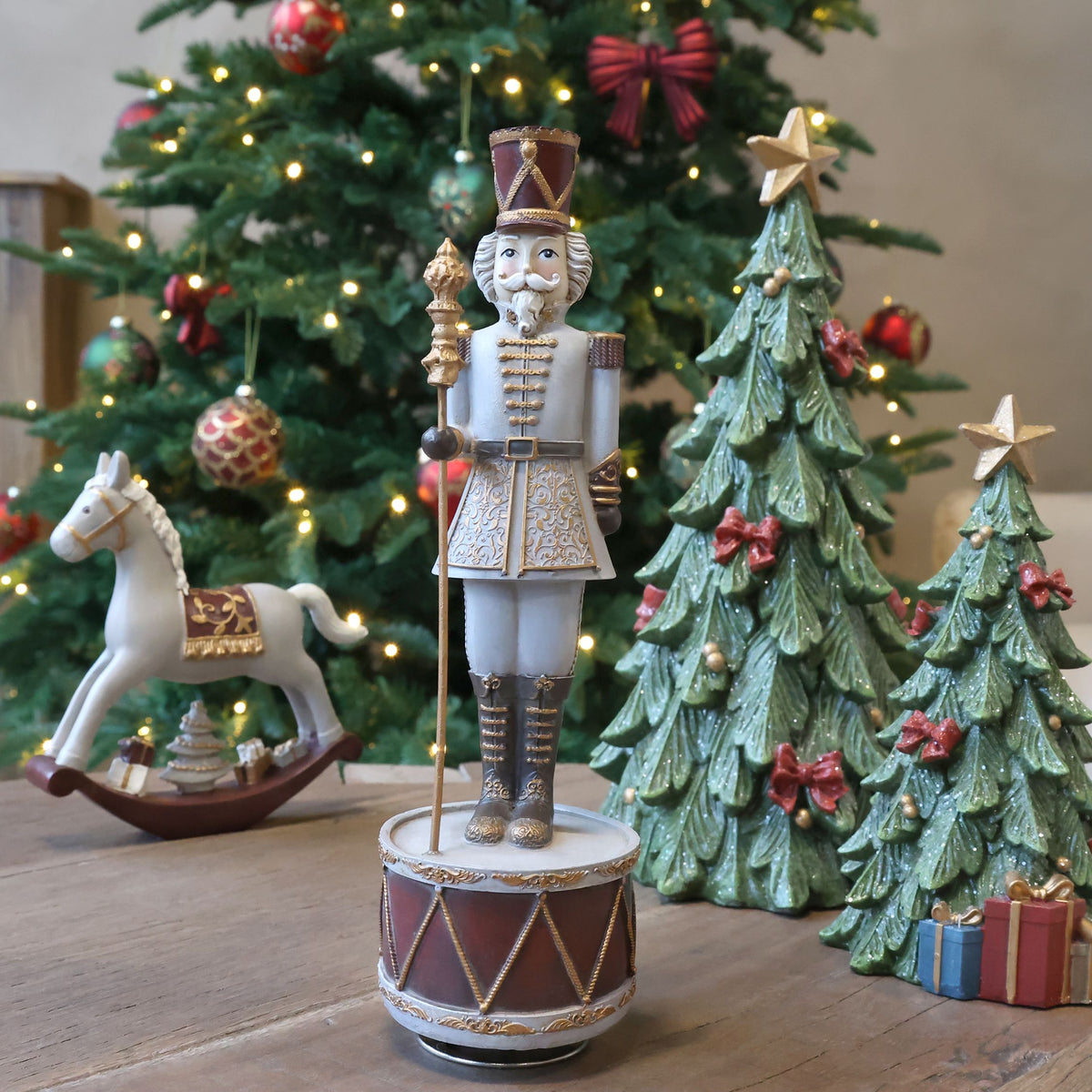 Noël Spieluhr mit Nussknacker, franz. grau, 28 cm
