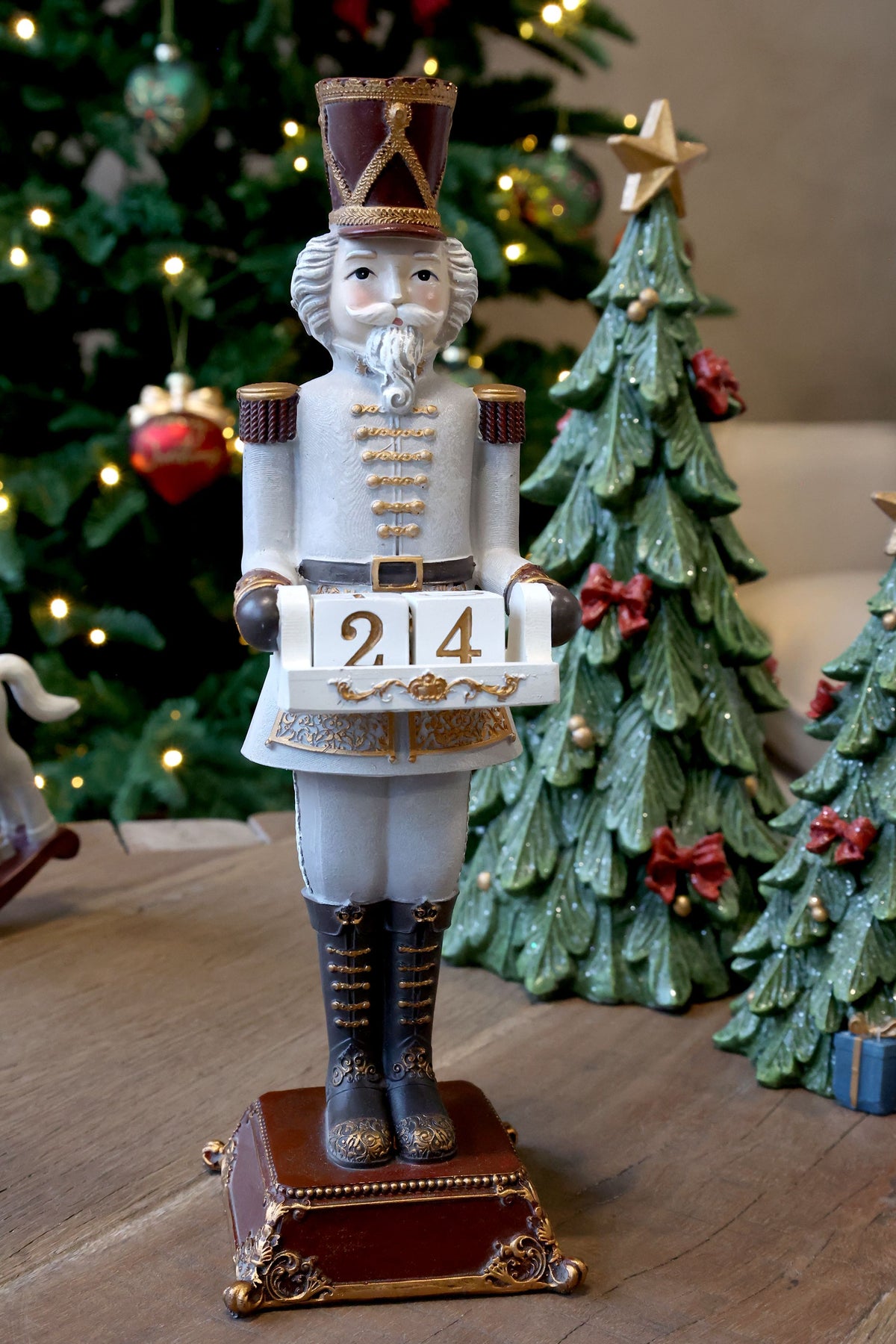 Noël Nussknacker mit Kalender, Polyresin, 31,5 cm hoch