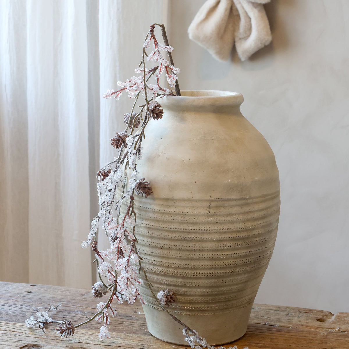 Kunstblume Zweig mit Frosting und Zapfen, 100 cm