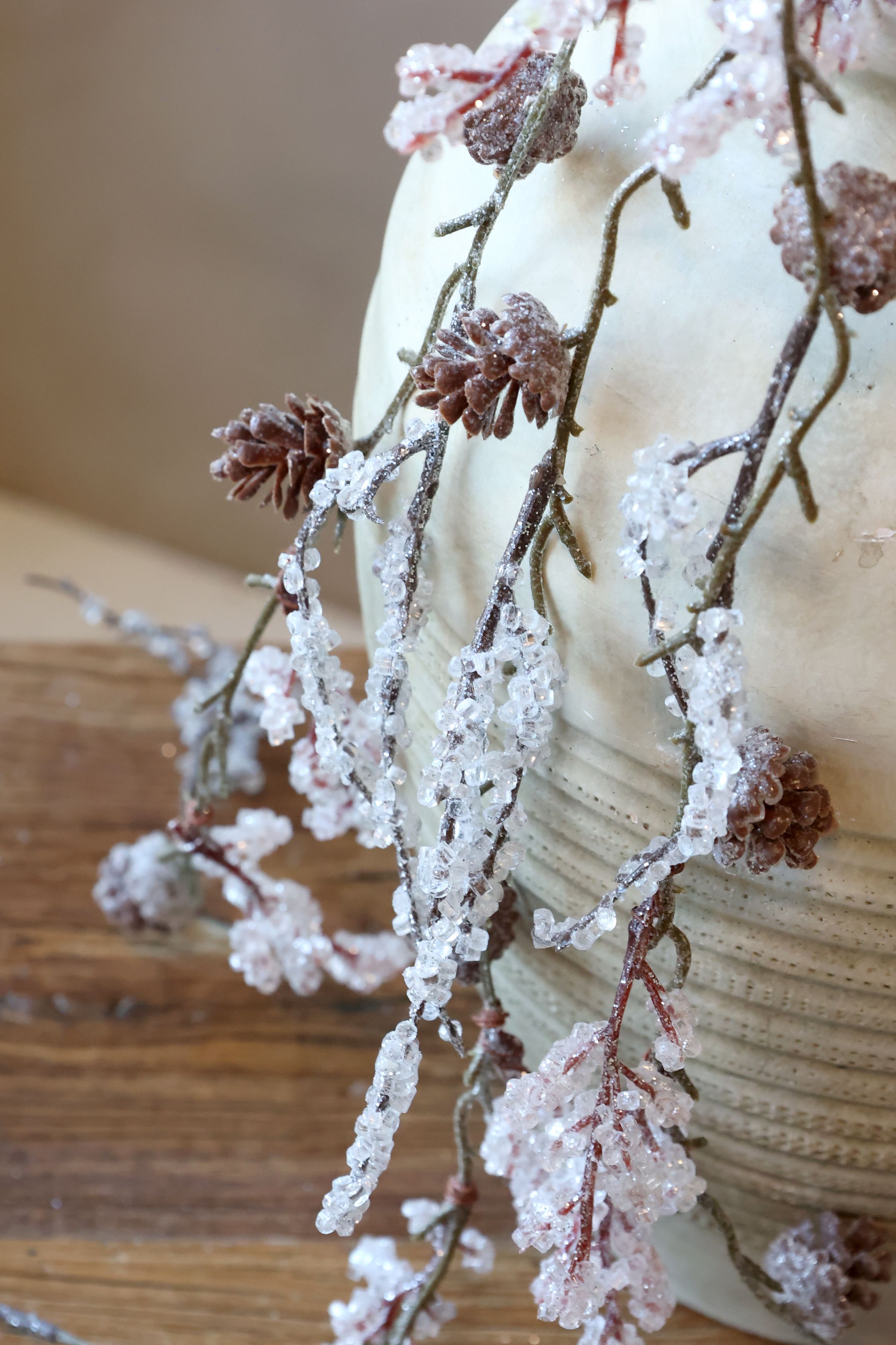 Kunstblume Zweig mit Frosting und Zapfen, 100 cm