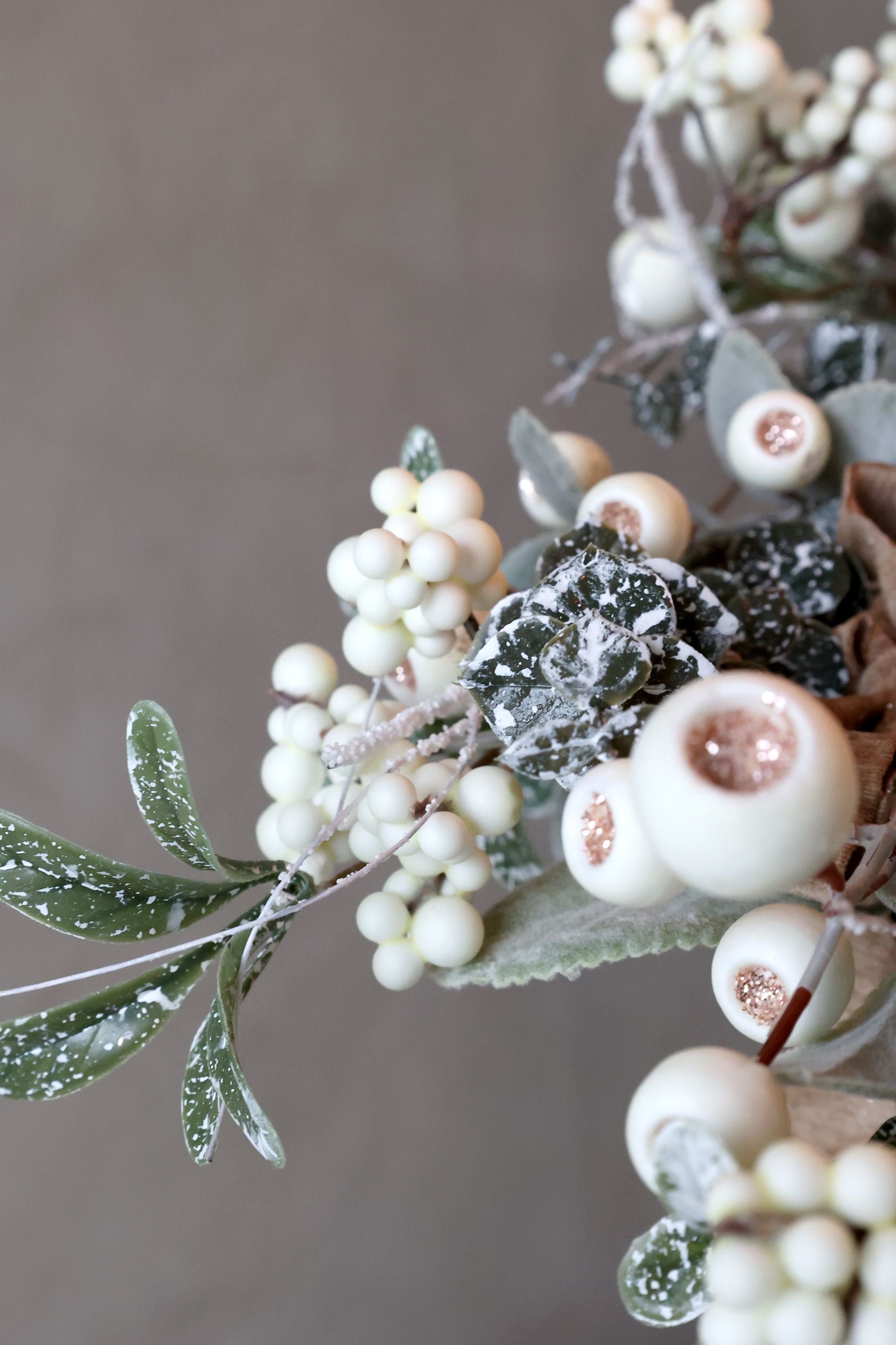 Grüner Kranz mit Beeren und Schnee, 45 cm Durchmesser