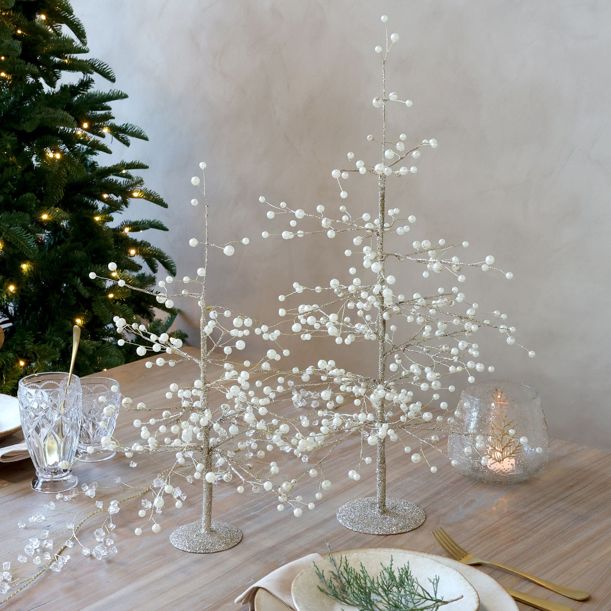 Weihnachtsbaum mit Perlen und Golddraht, 62 cm hoch, creme