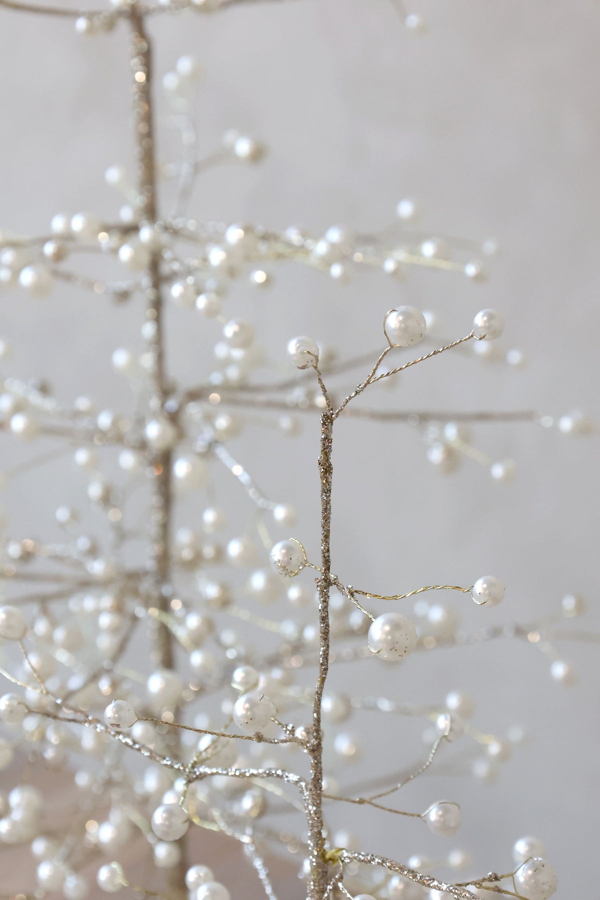 Weihnachtsbaum mit Perlen und Golddraht, 62 cm hoch, creme