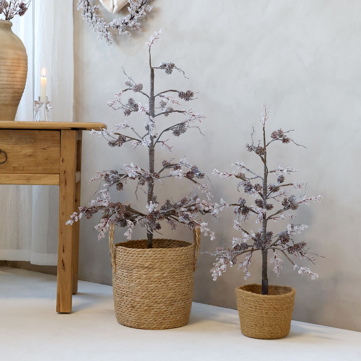Weihnachtsbaum mit Frosting und Zapfen, 94 cm hoch