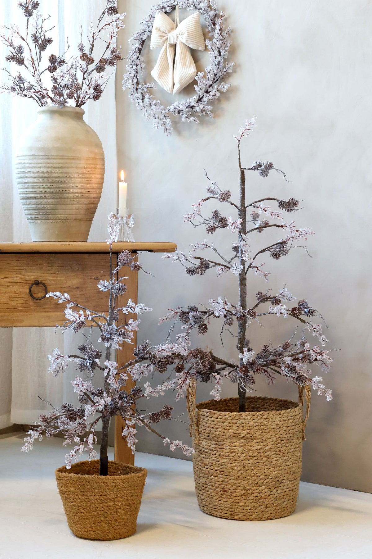 Weihnachtsbaum mit Frosting und Zapfen, 94 cm hoch