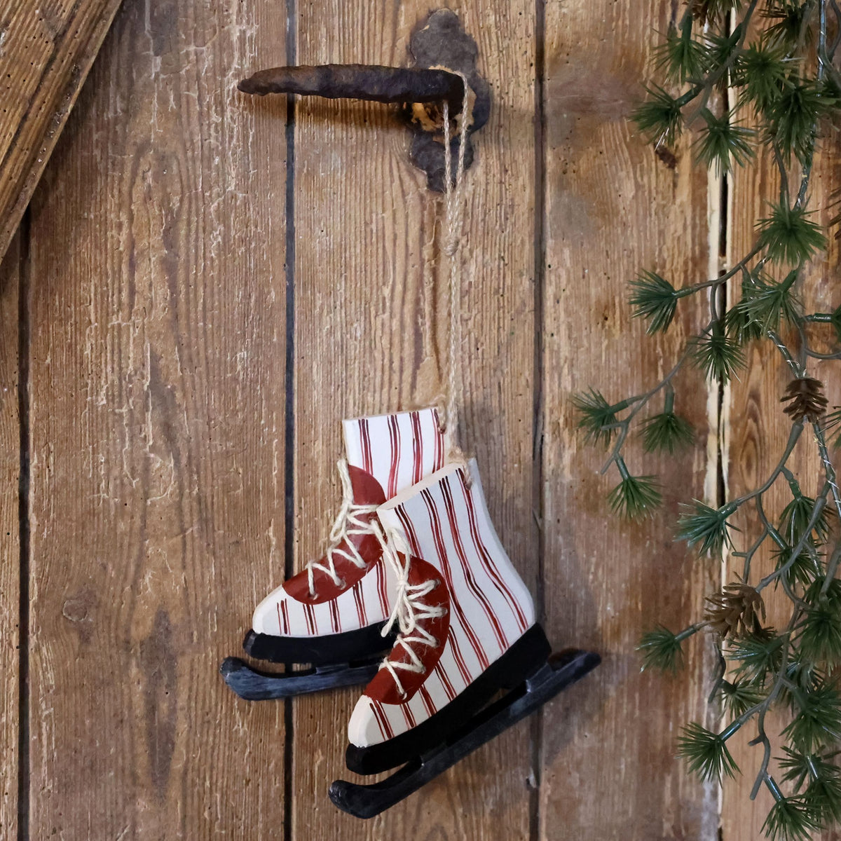 Vintage Schlittschuhe mit Streifen aus Kiefernholz