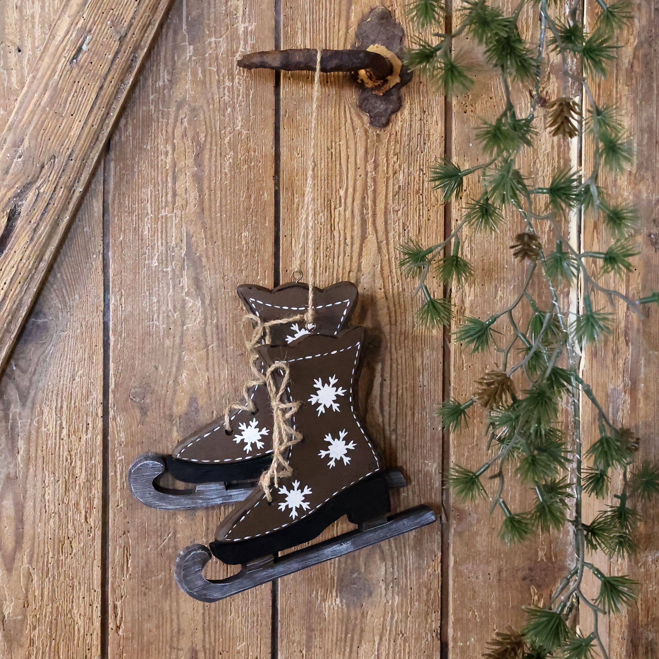 Vintage Schlittschuhe mit Schneeflocke aus Kiefernholz