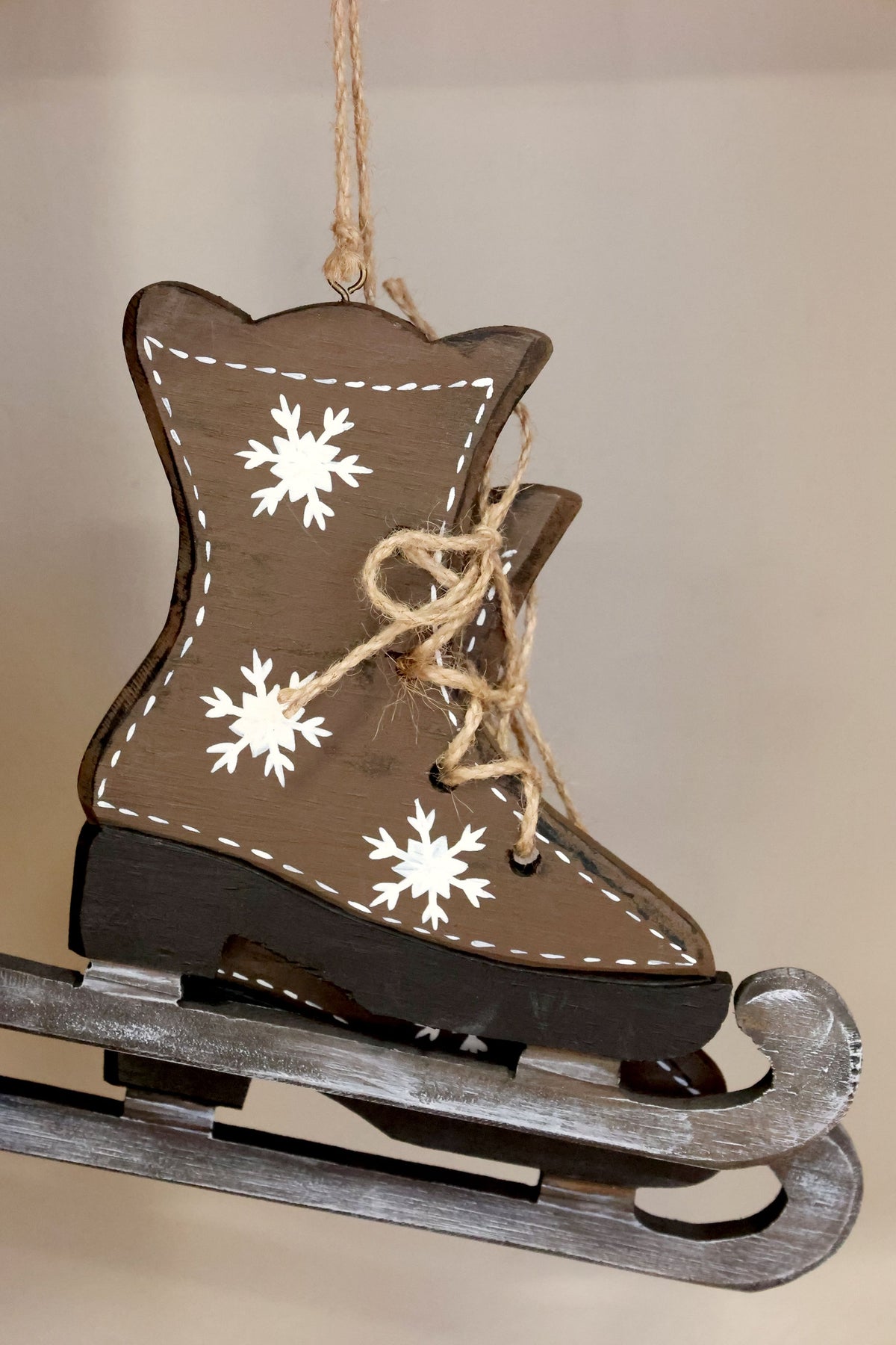 Vintage Schlittschuhe mit Schneeflocke aus Kiefernholz
