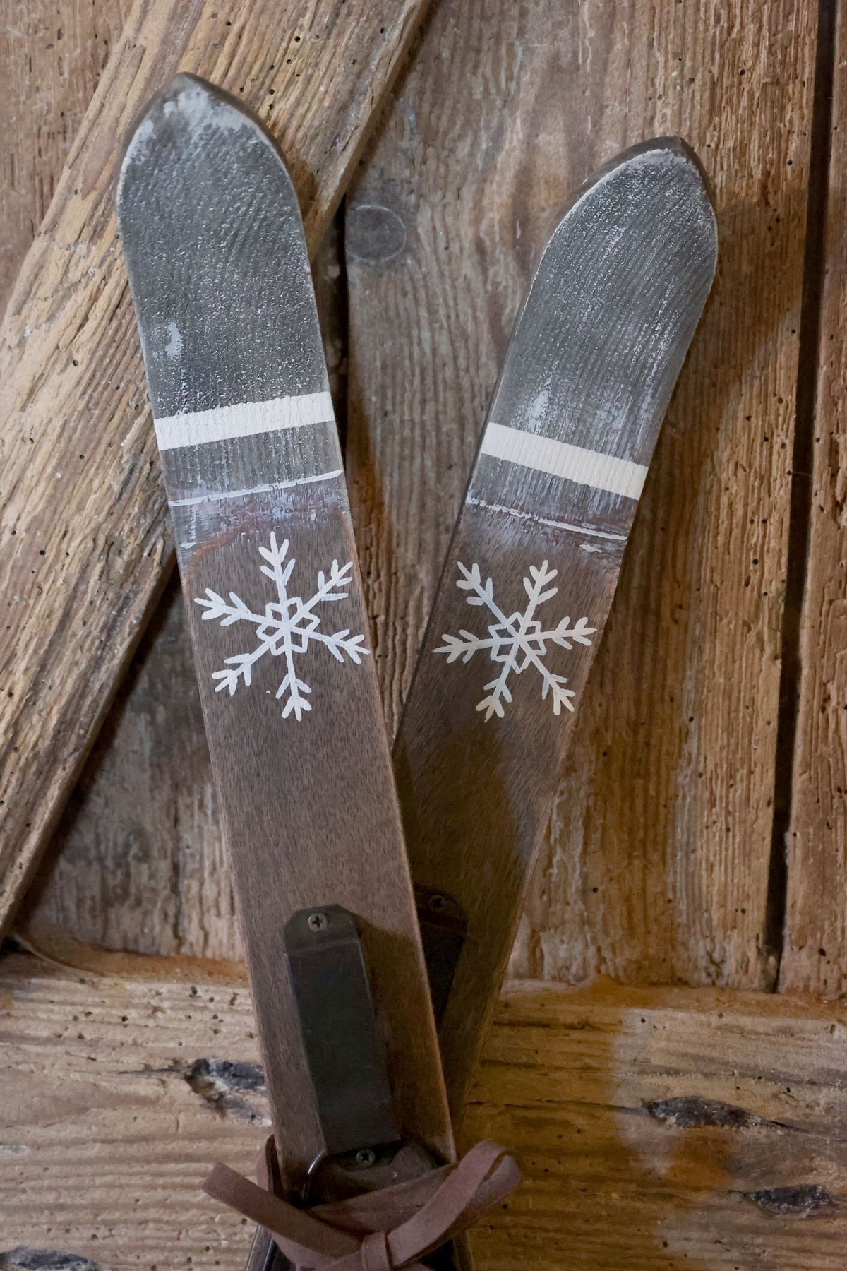 Deko Ski aus Holz und Eisen mit Lederschnur, 60 cm hoch
