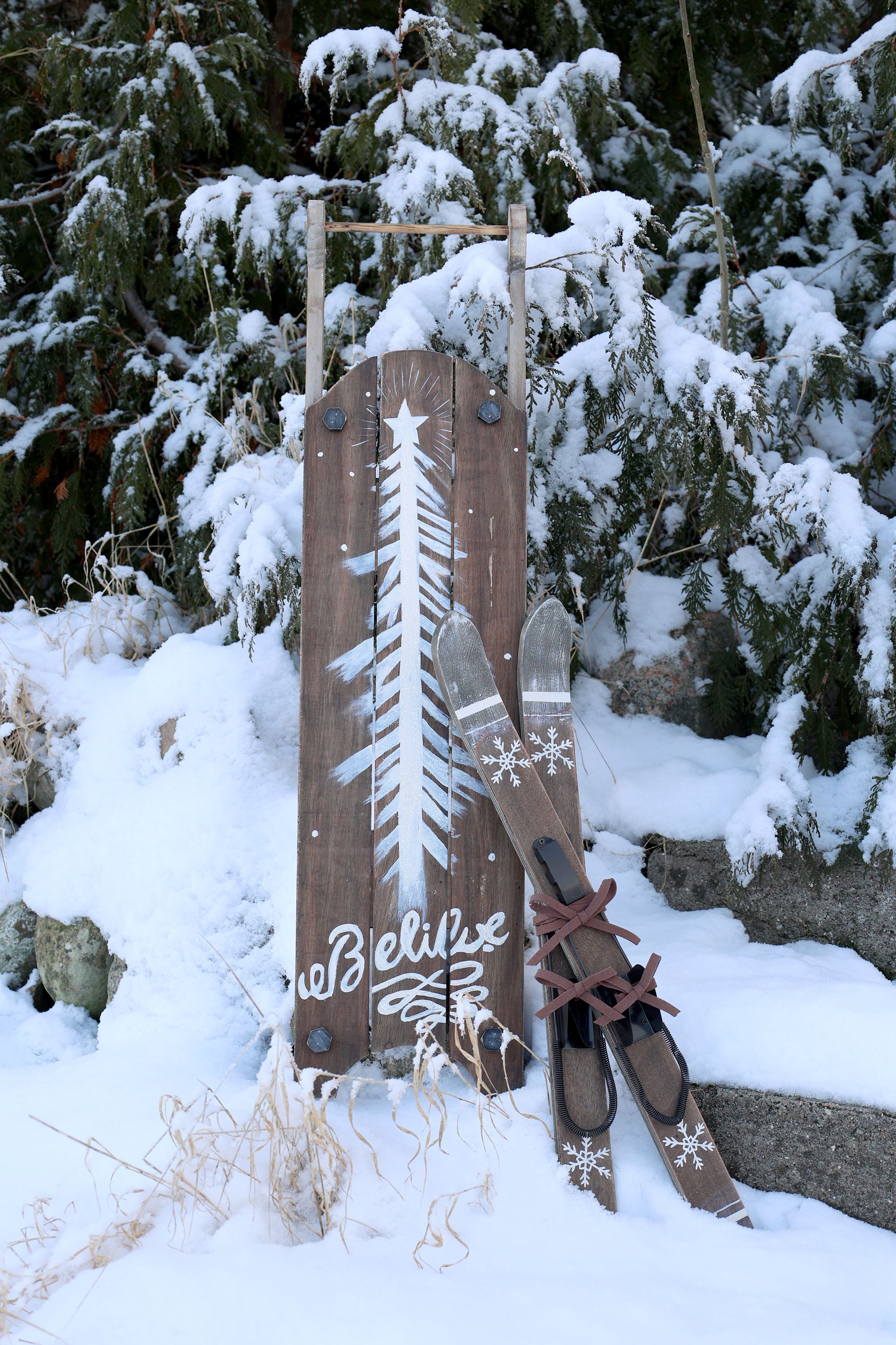 Deko Ski aus Holz und Eisen mit Lederschnur, 60 cm hoch